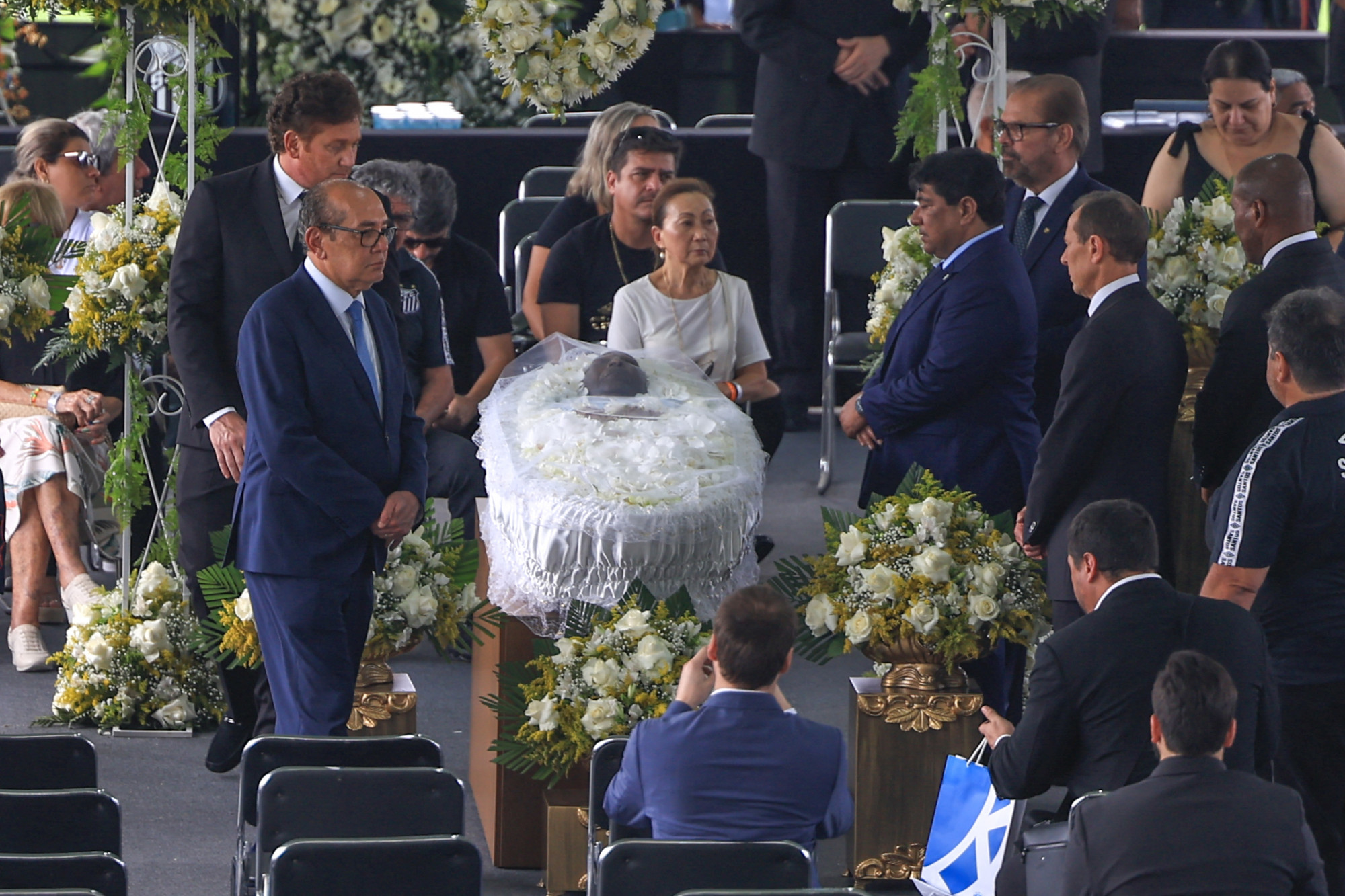 Több ezren fogadták Pelé koporsóját Sao Paulóban, a focilegendát kedden temetik