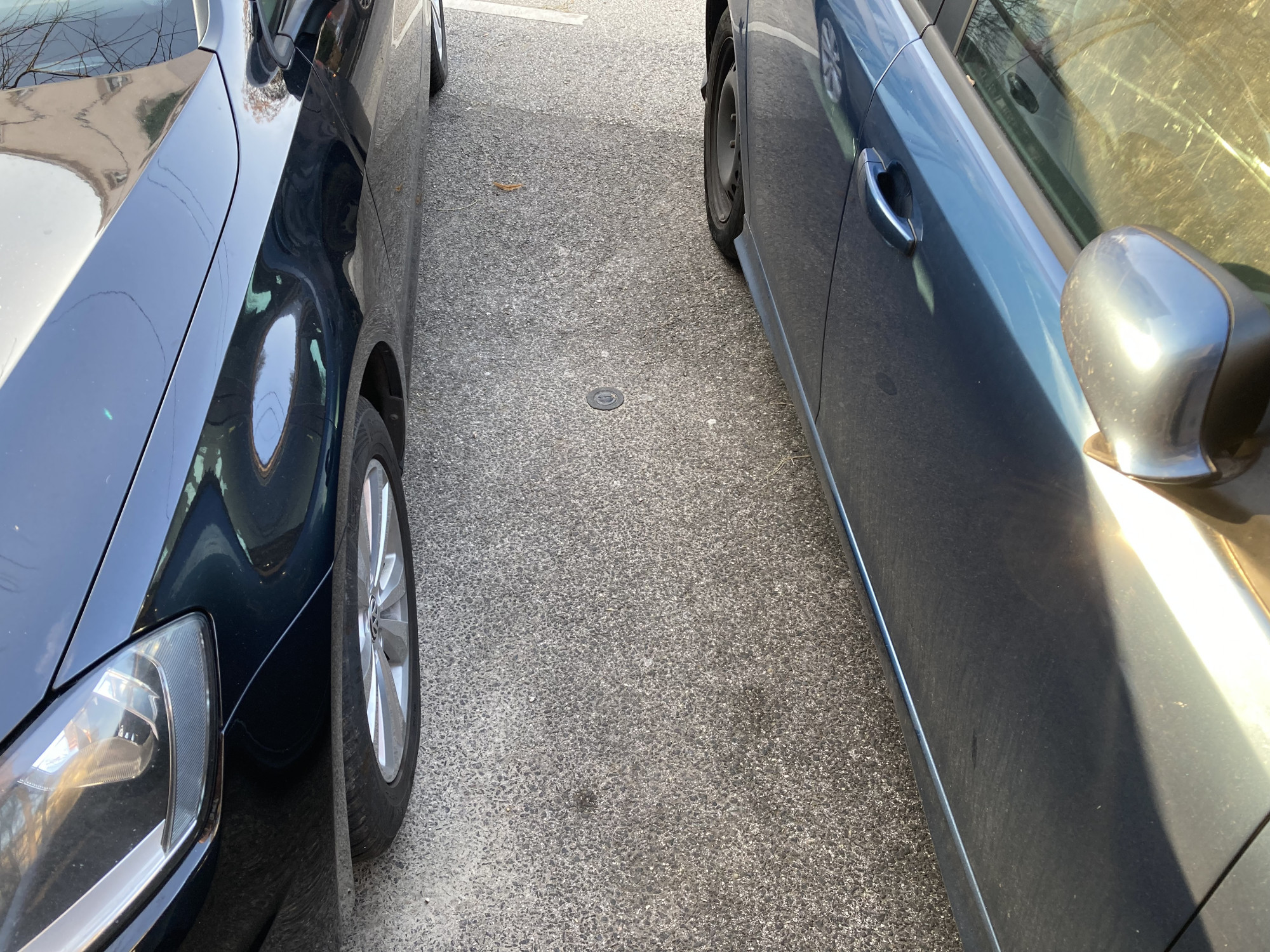 Ha két autó között van a szenzor, de nincs elég hely közöttük leparkolni egy harmadik autónak, akkor a központi adatfeldolgozó rendszer foglaltként jeleníti meg az egyébként szabadnak tetsző helyet. Sajnos a parkolóhelyek felfestésének hiányában ez elég gyakran előfordul Újlipótvárosban.