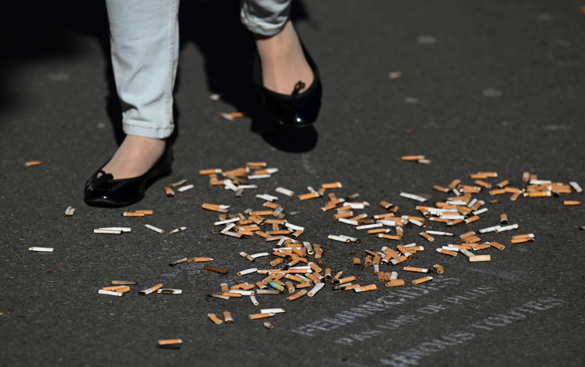 A dohánycégeknek is fizetniük kell a csikkek feltakarításáért Spanyolországban