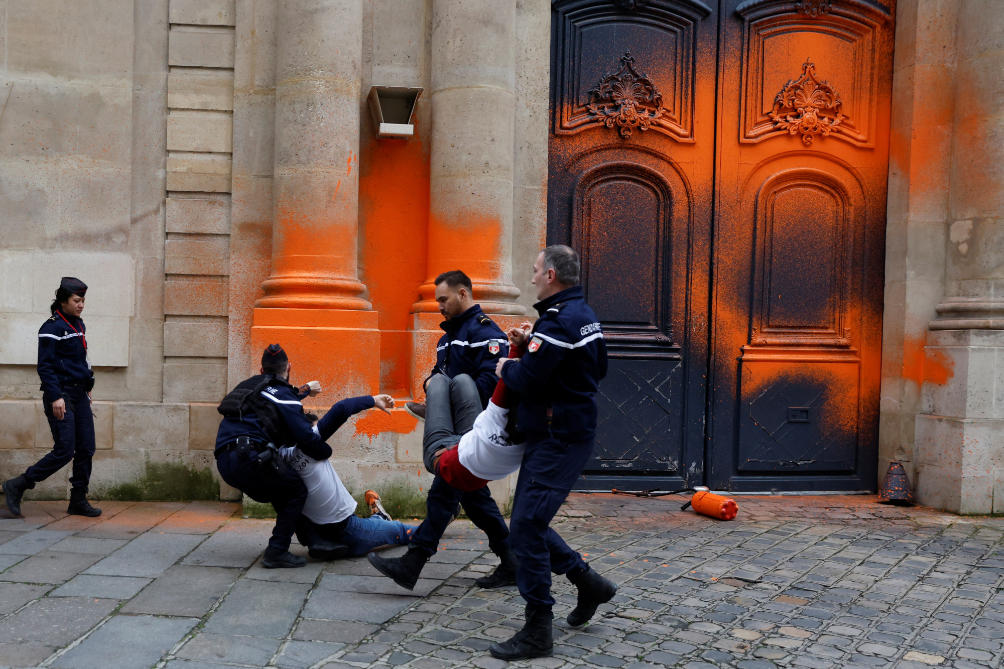 Rendőrök viszik el a Derniere Renovation aktivistáit az Hotel Matignon elől