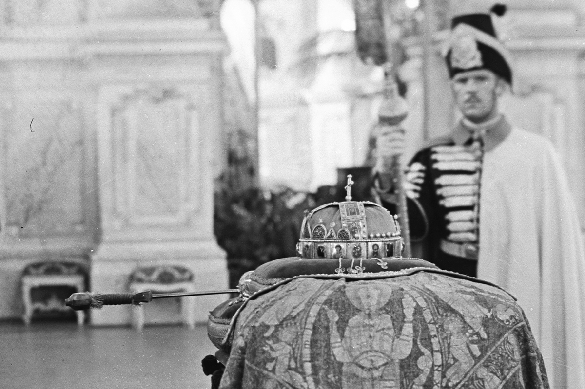 Királyi Palota bálterme, a közszemlére helyezett Szent Korona és a koronázási ékszerek, 1938