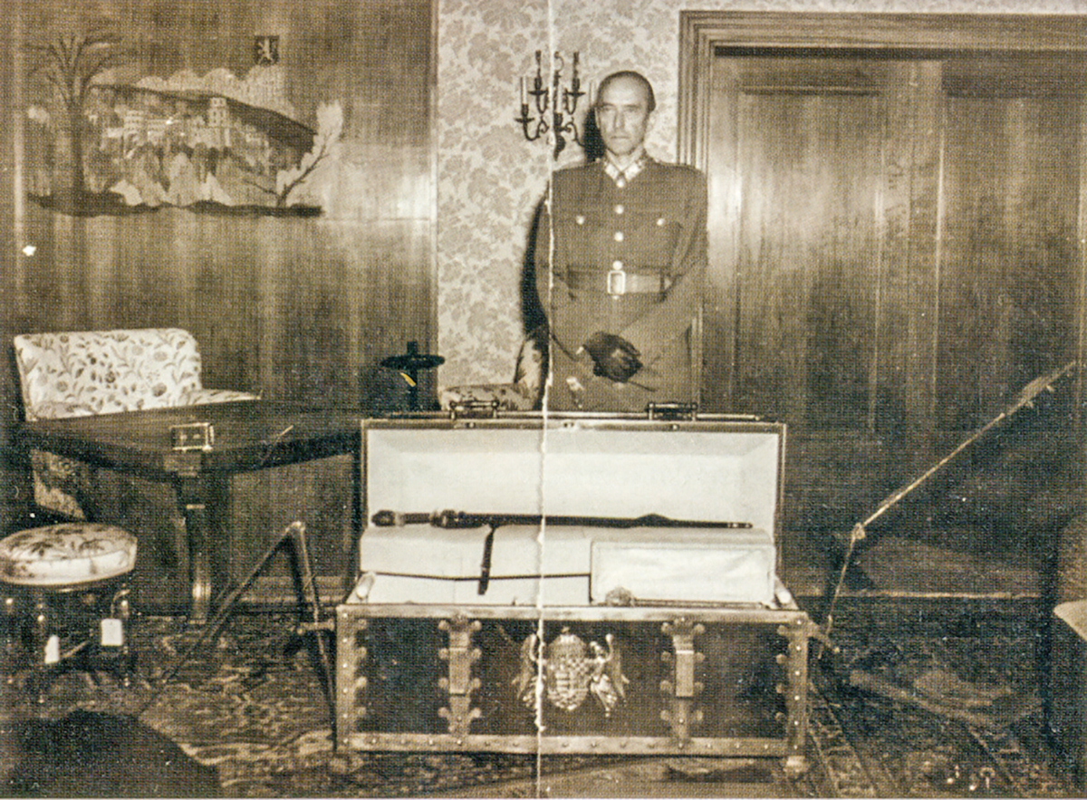 Pajtás Ernő koronaőr a Szent Korona ládájával Heidelbergben, 1945