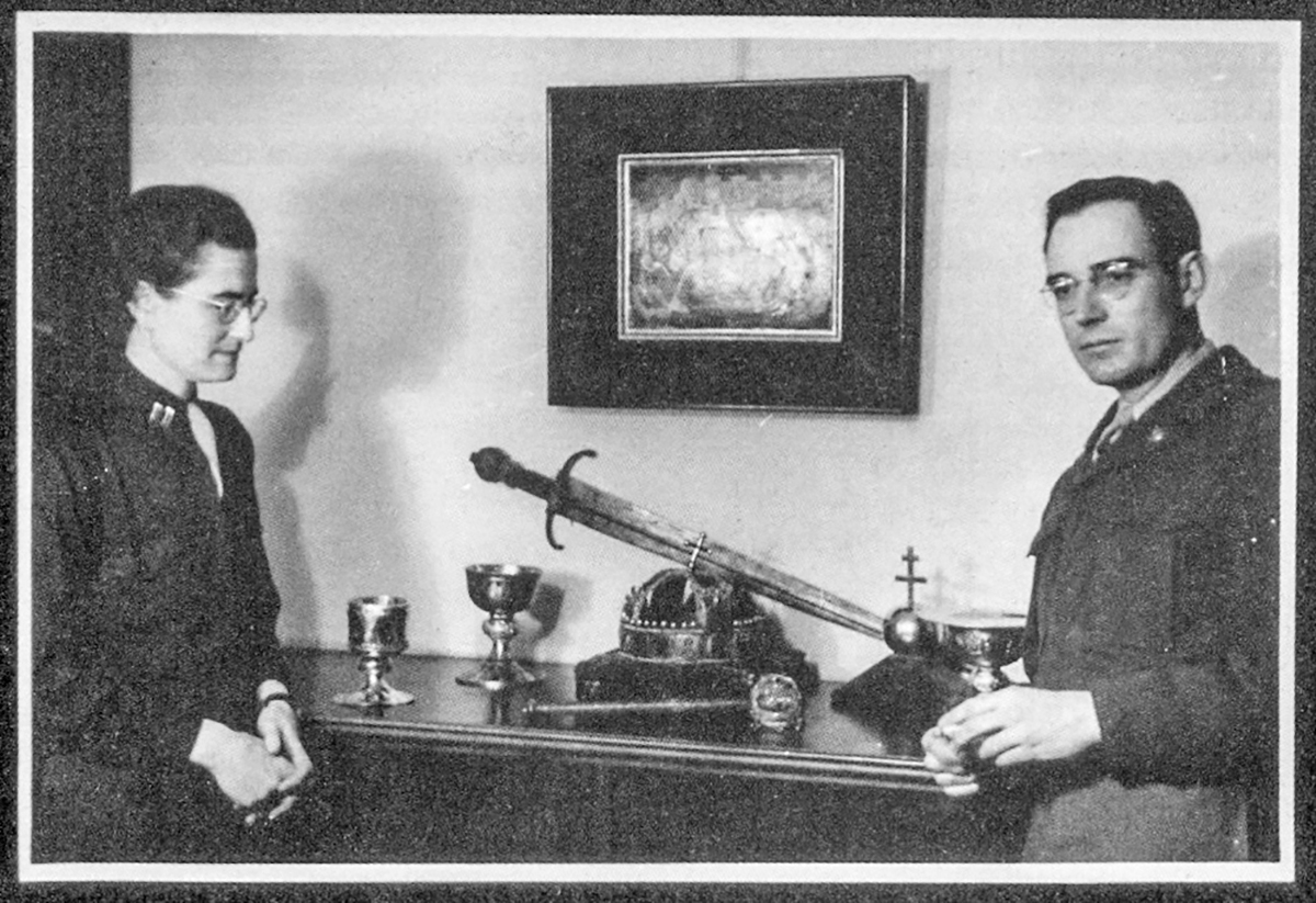 Edith Standen és Patrick J. Kelleher, az amerikai Monuments, Fine Arts & Archives Administration szakértői a koronaékszerekkel, 1946-ban. Kelleher, a Princetoni Egyetem művészettörténésze, a koronában találta meg doktori disszertációjának tárgyát; a dolgozat gazdagon illusztrált könyv formájában 1951-ben jelent meg. Kelleher is ott volt Fort Knoxban 1977. december 14-én, amikor a magyar szakértők azonosították a koronát.