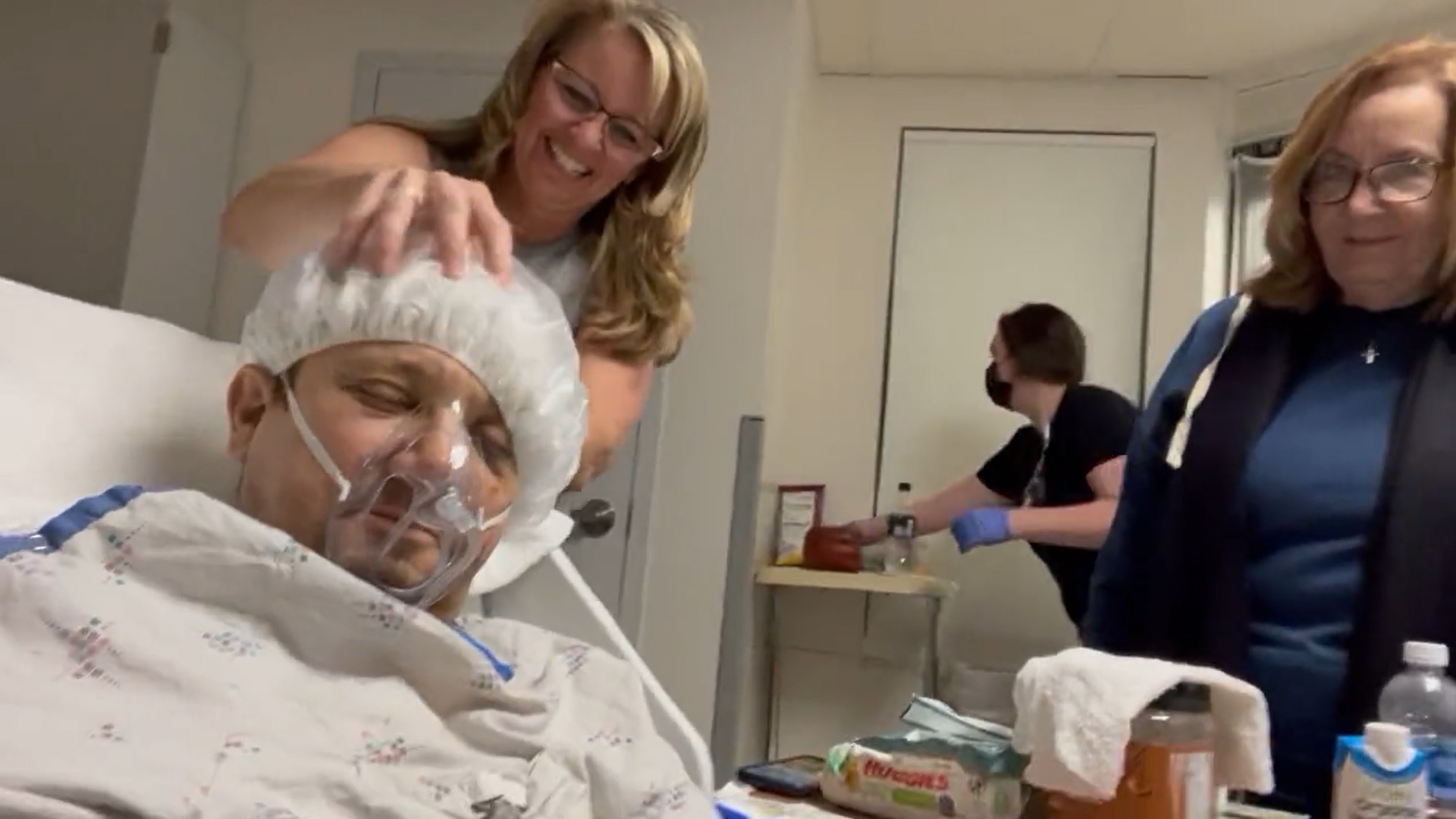 A hókotróbalesetet szenvedett Jeremy Renner videóval jelentkezett a kórházból