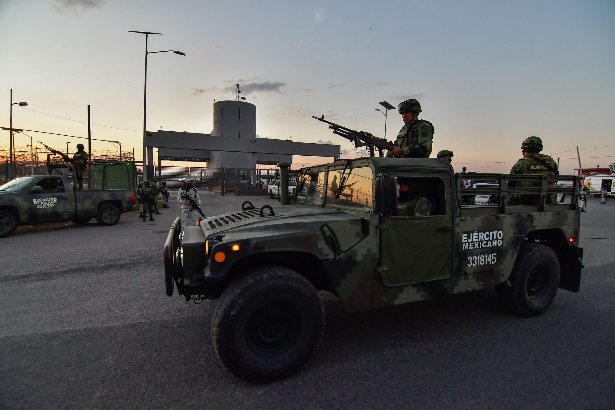 Repülőkre kezdtek lövöldözni a mexikói drogkartell tagjai El Chapo fiának elfogása miatt