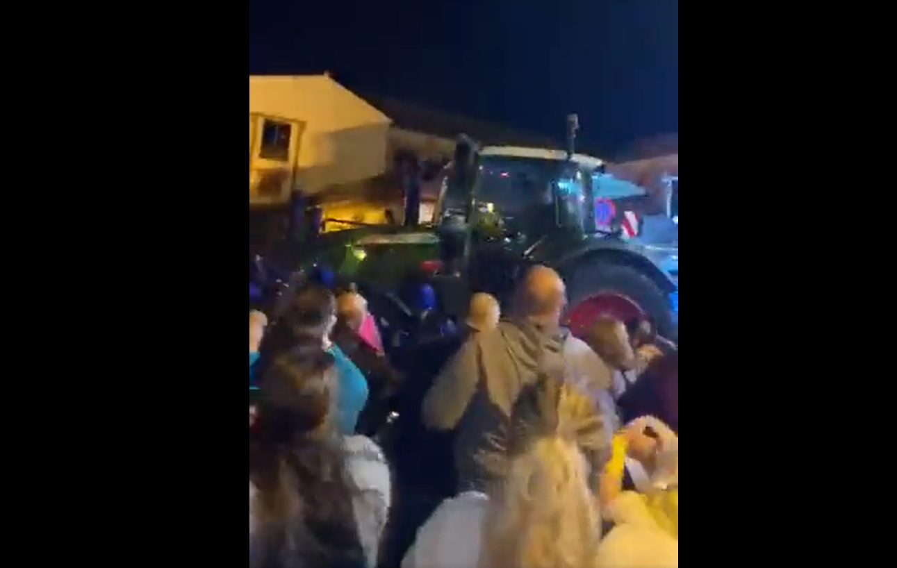 A tömegbe hajtott egy traktor Spanyolországban, meghalt egy idős nő