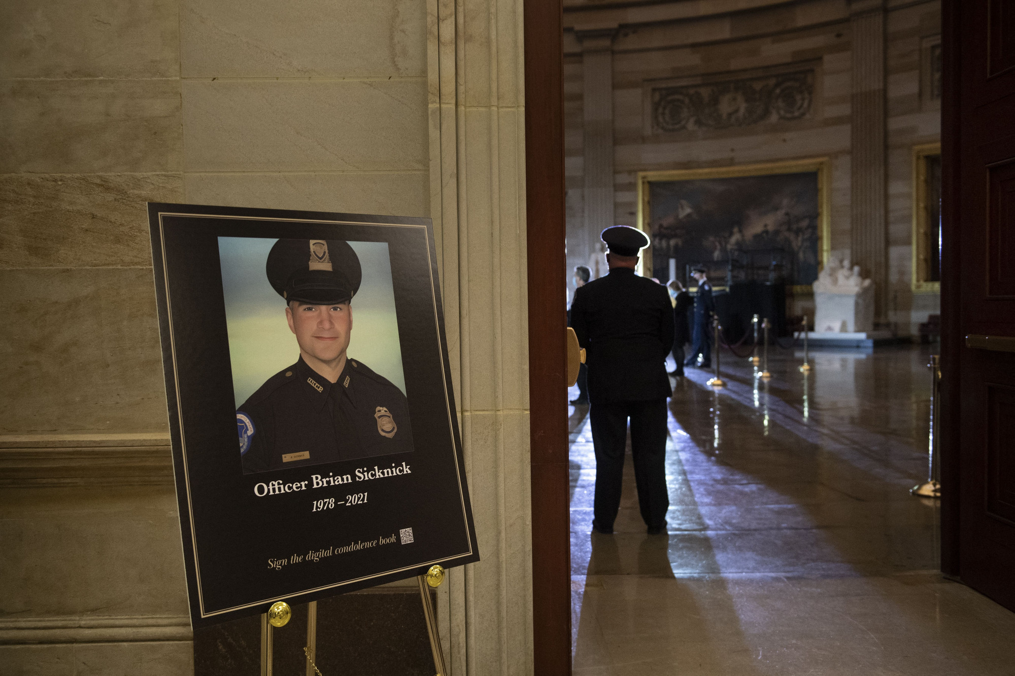 Beperelte Trumpot a Capitoliumnál szívrohamban meghalt rendőr özvegye