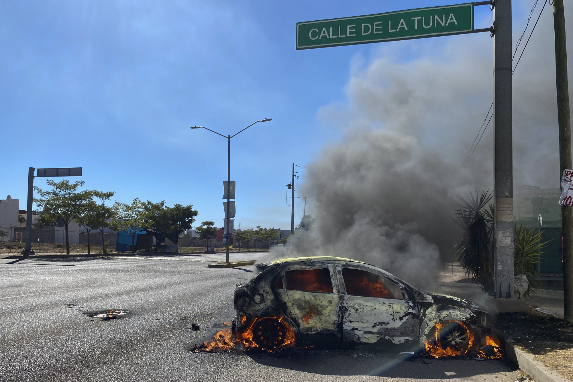 Égő autó az Ovidio Guzman letartóztatására indított akció közben
