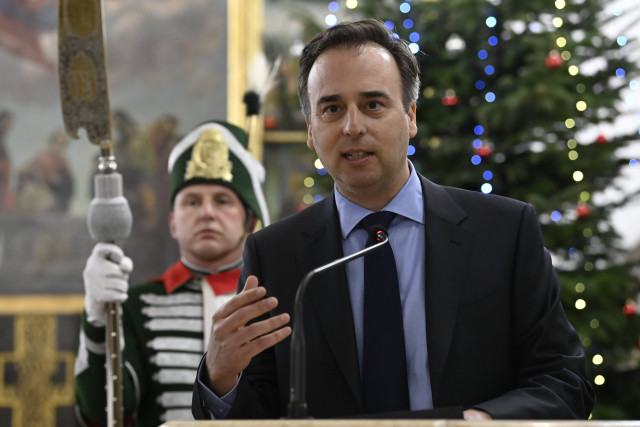 David Pressman amerikai nagykövet beszédet mond a Szent Korona hazatérésének 45. évfordulója alkalmából.