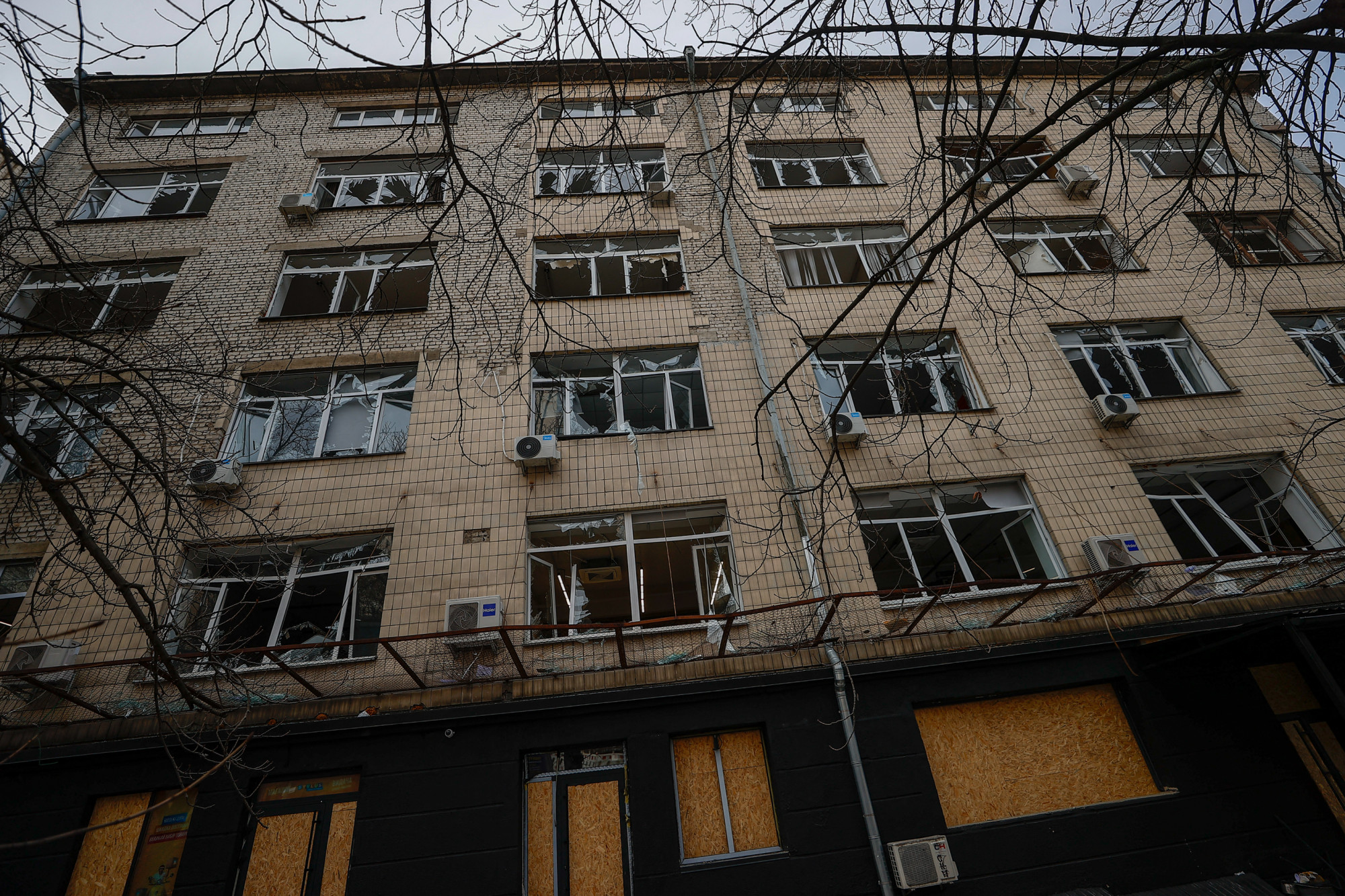 Az amerikai segélycsomag bejelentése után Ukrajna-szerte bombáznak az oroszok