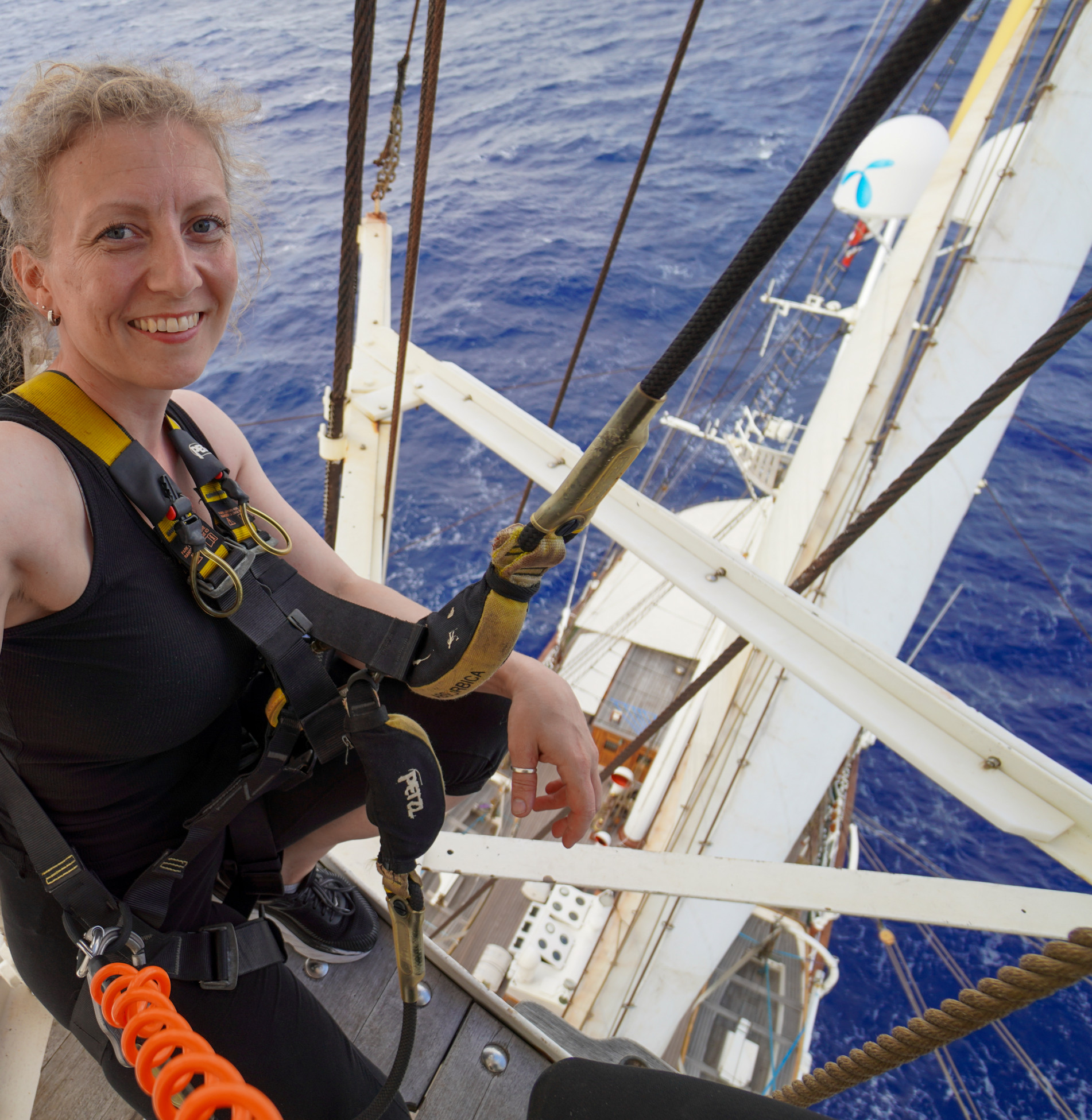 Katja Enberg, a Bergeni Egyetem Biológiai Tudományok tanszékének halászat-tudományi professzora a Statsraad Lehmkuhl vitorláson, a Csendes-óceánon