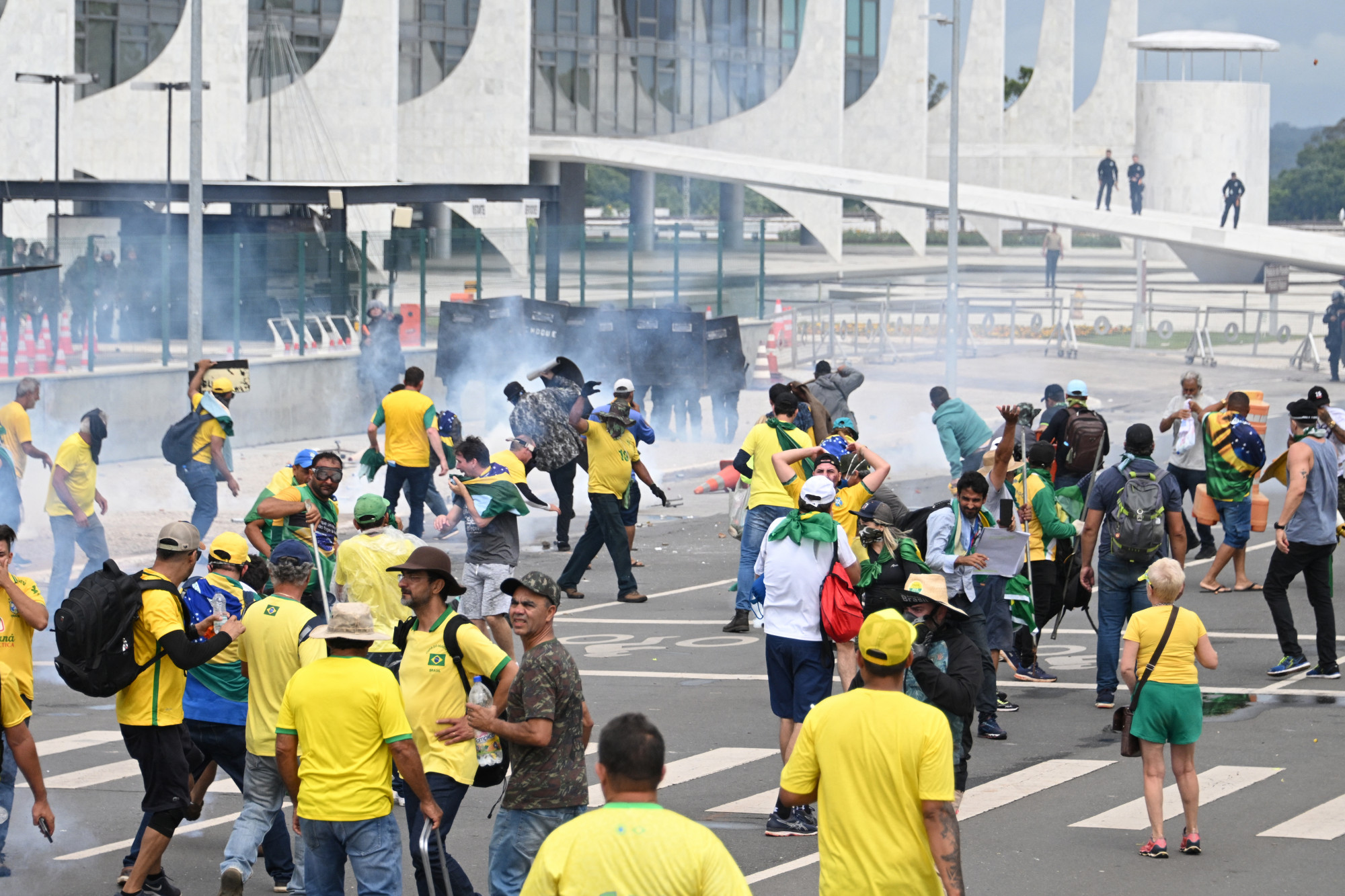Bolsonaro több száz híve rohamozta meg a brazil kongresszus, az elnöki hivatal és a legfelsőbb bíróság épületét