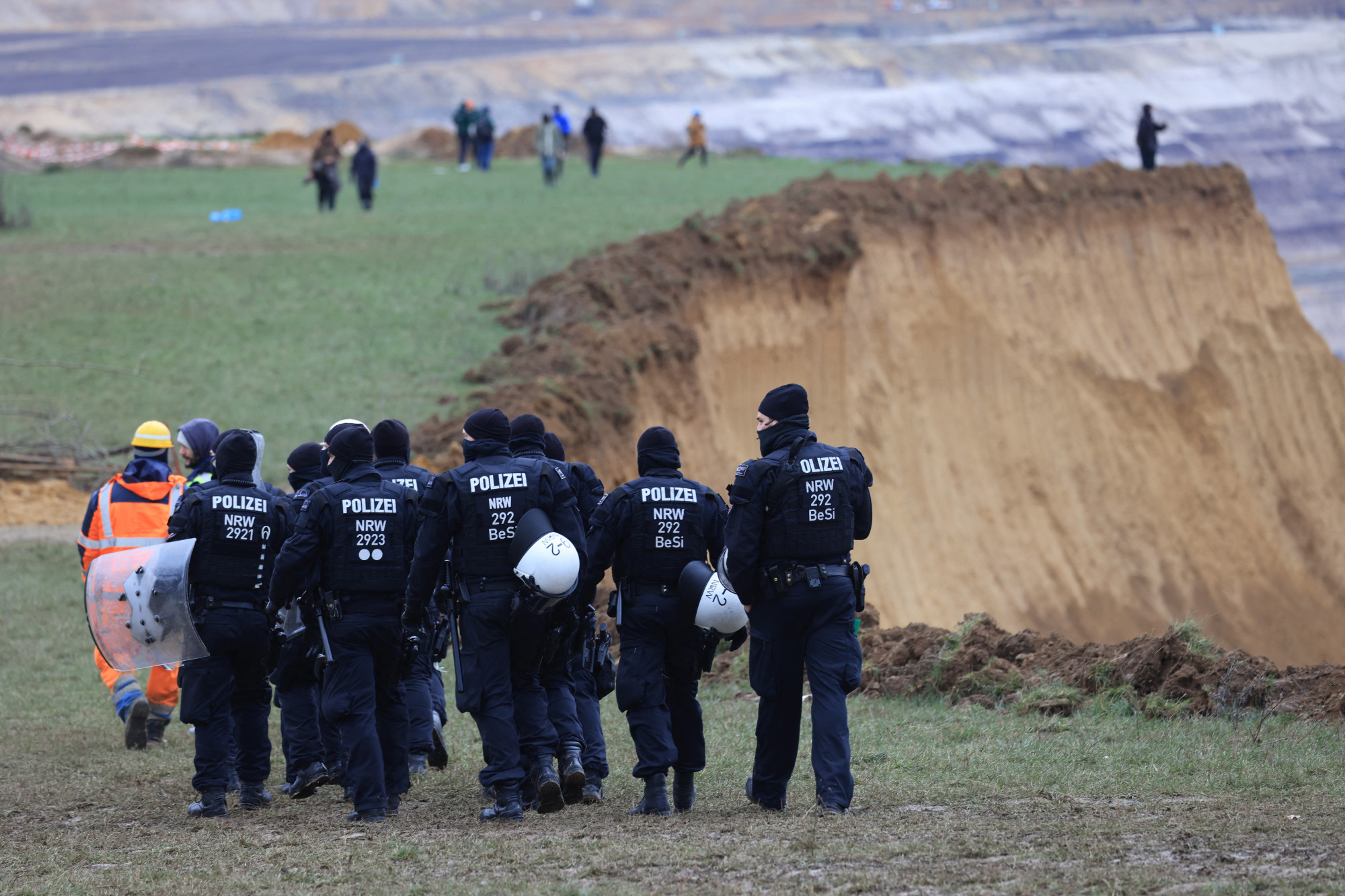 Kilakoltatják a szénbányát ellenző aktivistákat egy német faluban