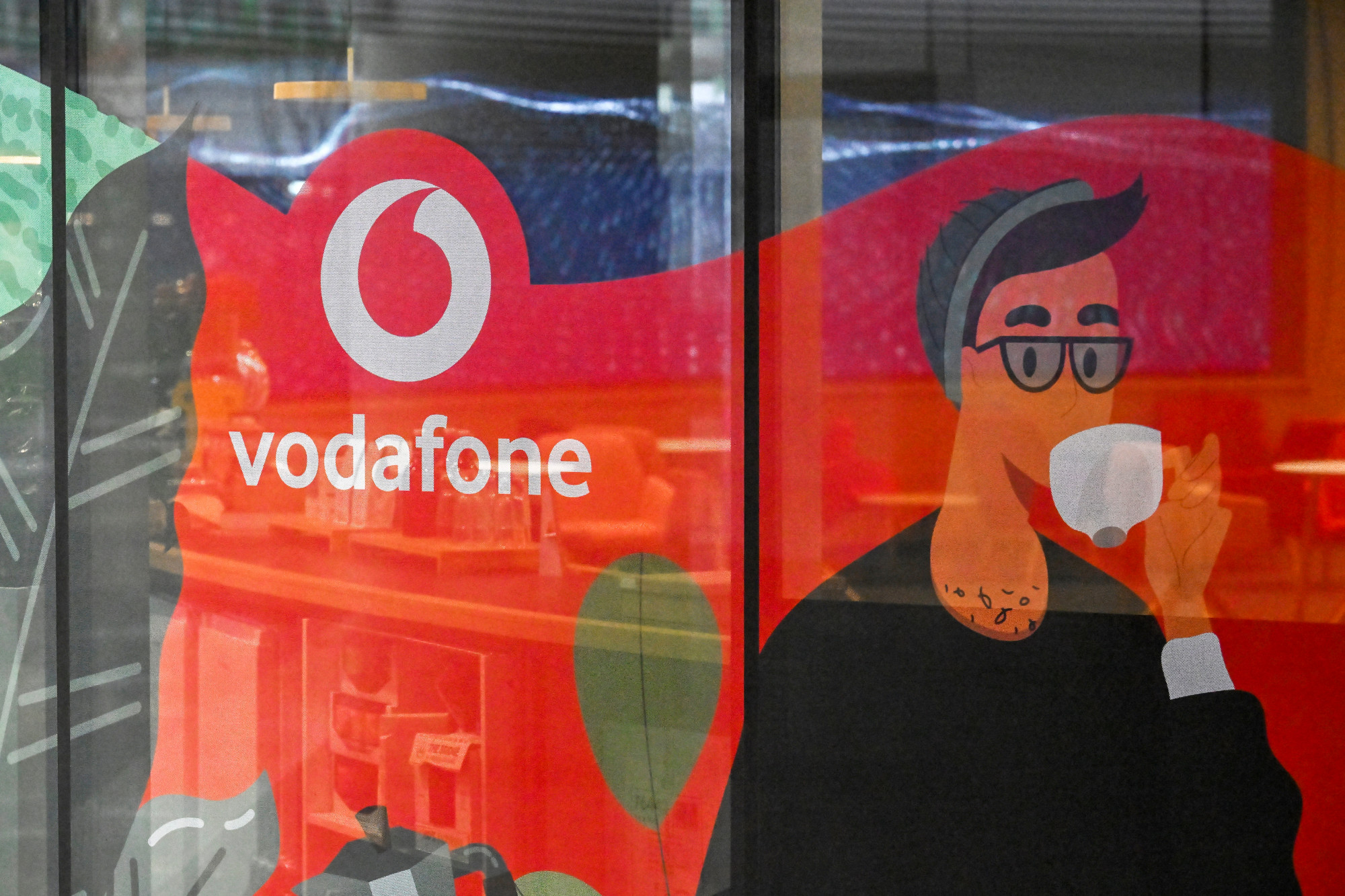 Egy hónap sem volt elég, hogy magyarra fordítsák a 323 milliárdos Vodafone-szerződést