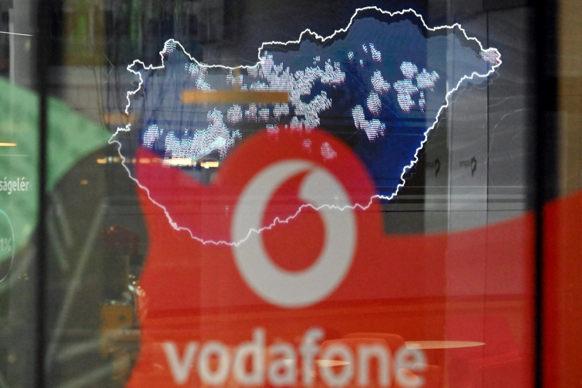 Rogán bizalmasai kerültek vezető beosztásba a Vodafone-nál
