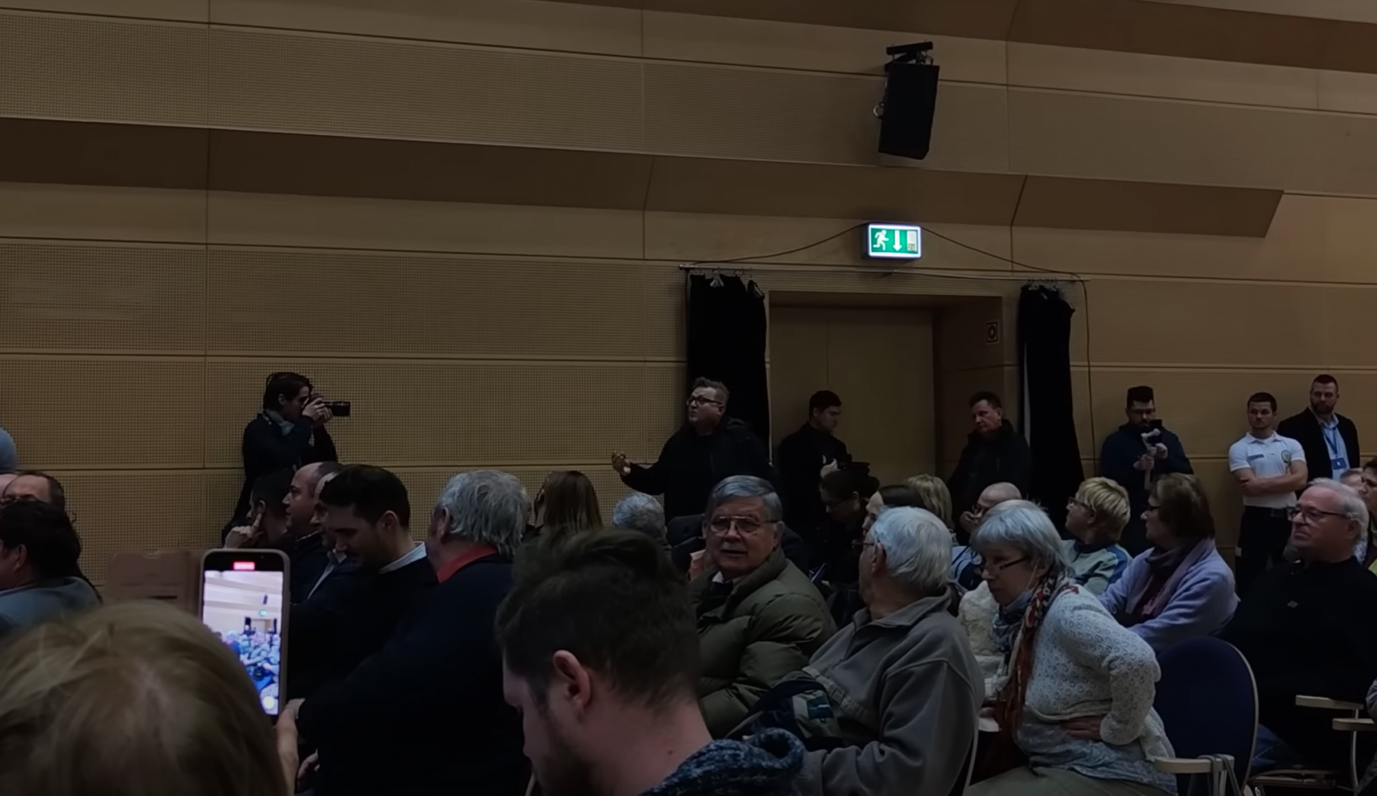 Kifújolták a debreceni lakossági fórumon az épülő akkumulátorgyár képviselőjét