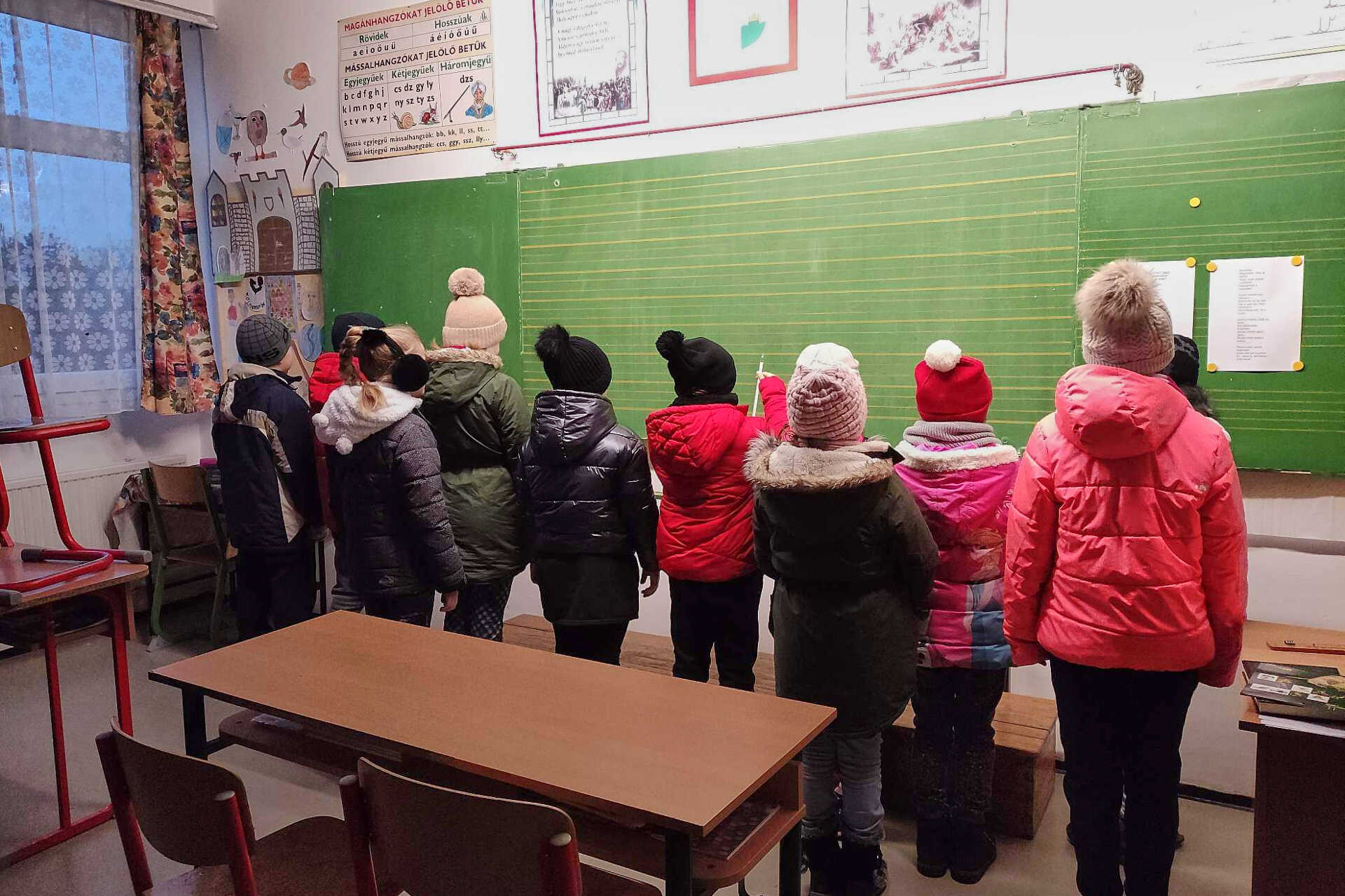 11 fokos tanteremben, kabátban és sapkában tanulnak a gyerekek a szombathelyi általános iskolában