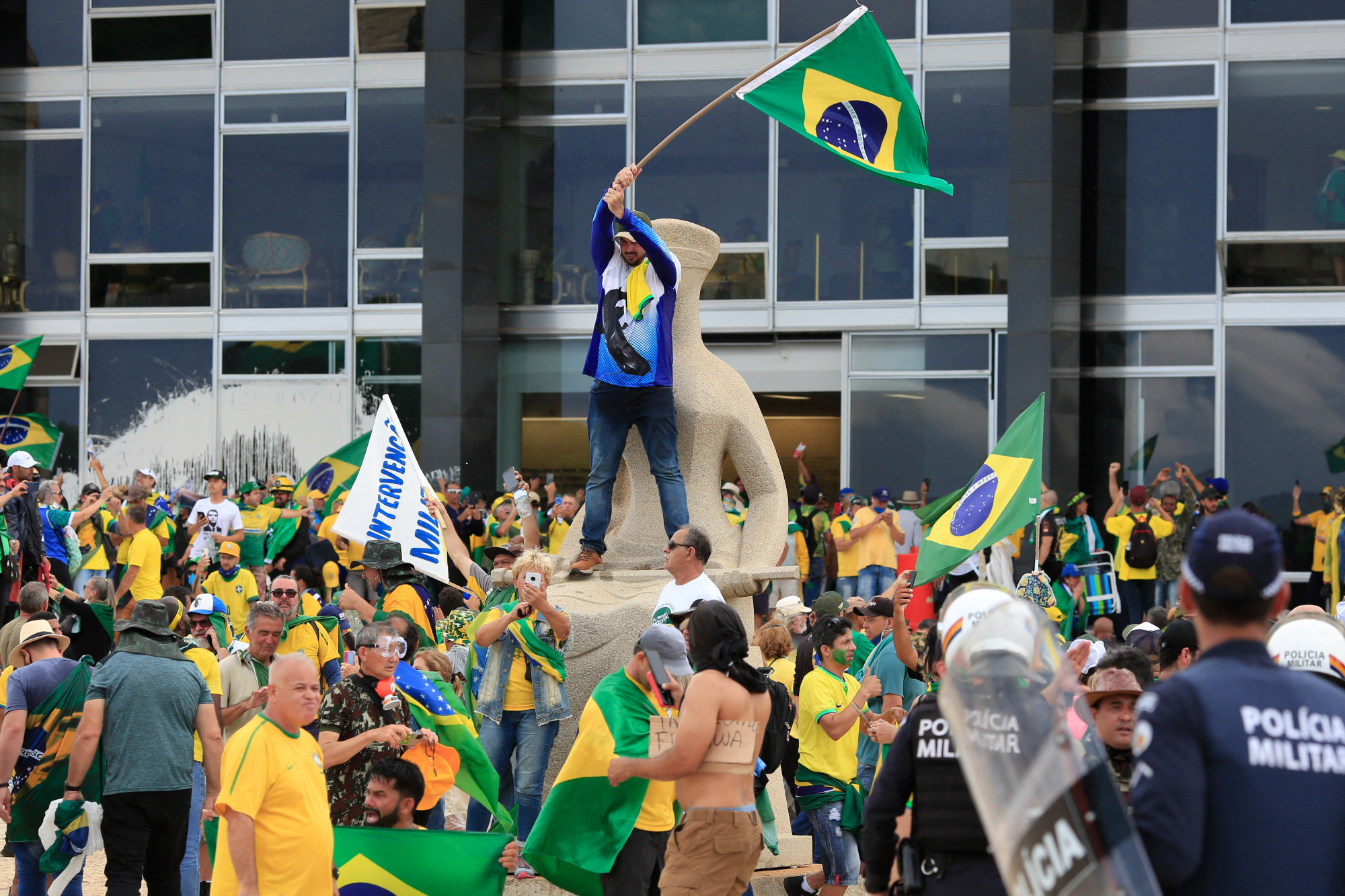 Bolsonaro támogatói az elnöki palotánál