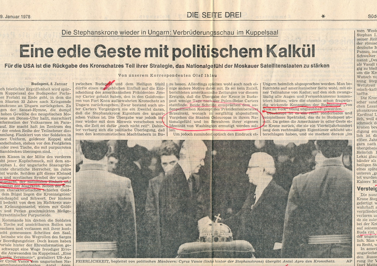A Süddeutsche Zeitung Nemes gesztus politikai számítással című cikke szerint „a korona visszaadása része az USA arra irányuló stratégiájának, hogy Moszkva csatlósállamaiban erősítse a nemzeti érzést”. A fotón Cyrus Vance amerikai külügyminiszter, Carter elnök személyes képviselõje (b) átadja a koronát Apró Antalnak, az Országgyûlés elnökének (j) a Parlament kupolatermében, 1978. január 6-án.