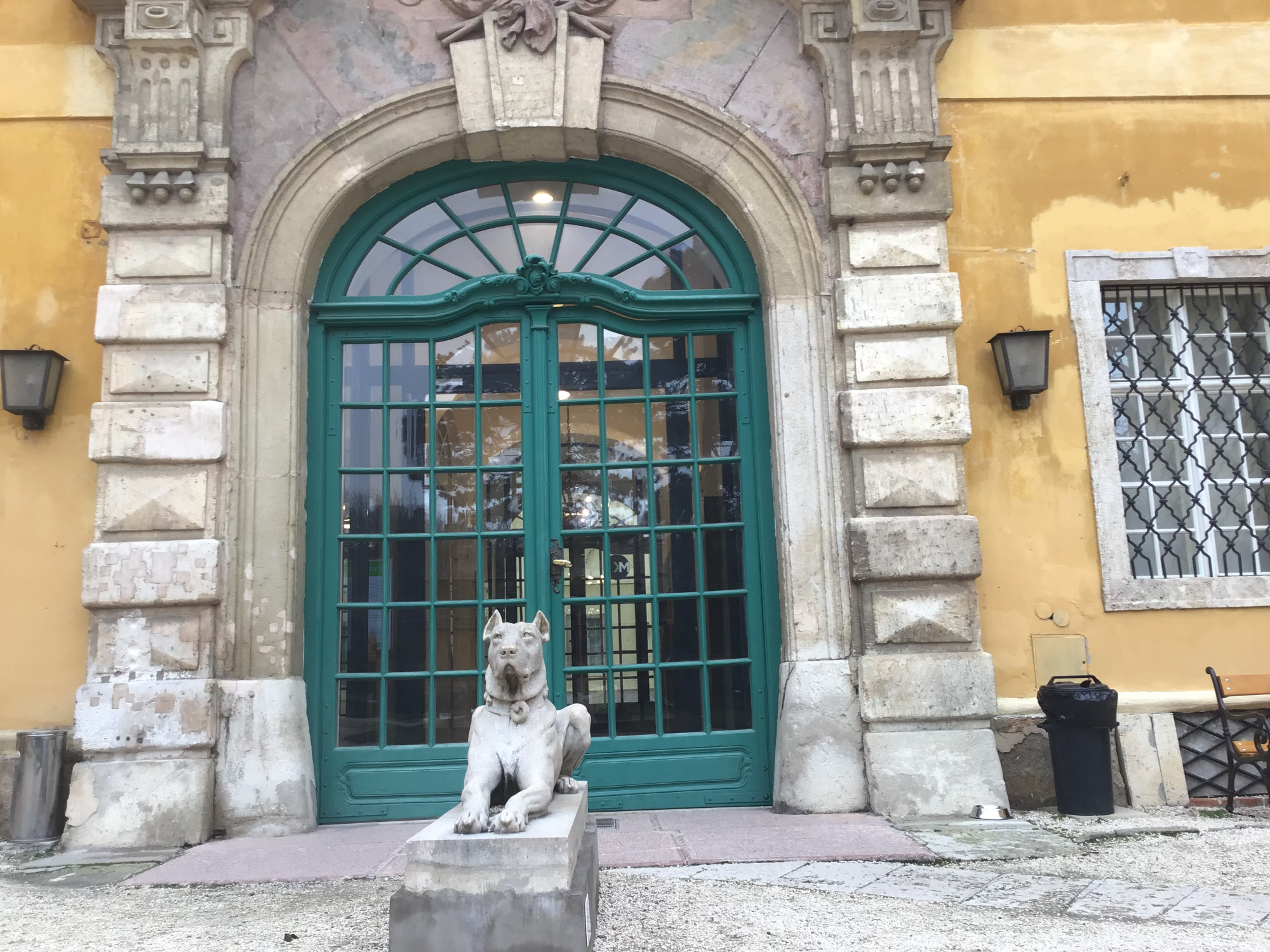 Állatkerti kőkutya a Kiscelli Múzeum bejáratában