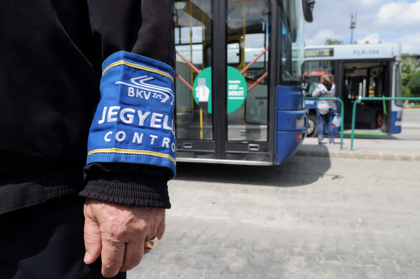 Ütik, rúgják, leköpik: a közlekedési kultúra napja alkalmából a MÁV mindenkit figyelmeztet, hogy aki bántalmaz egy ellenőrt, azt le is csukhatják