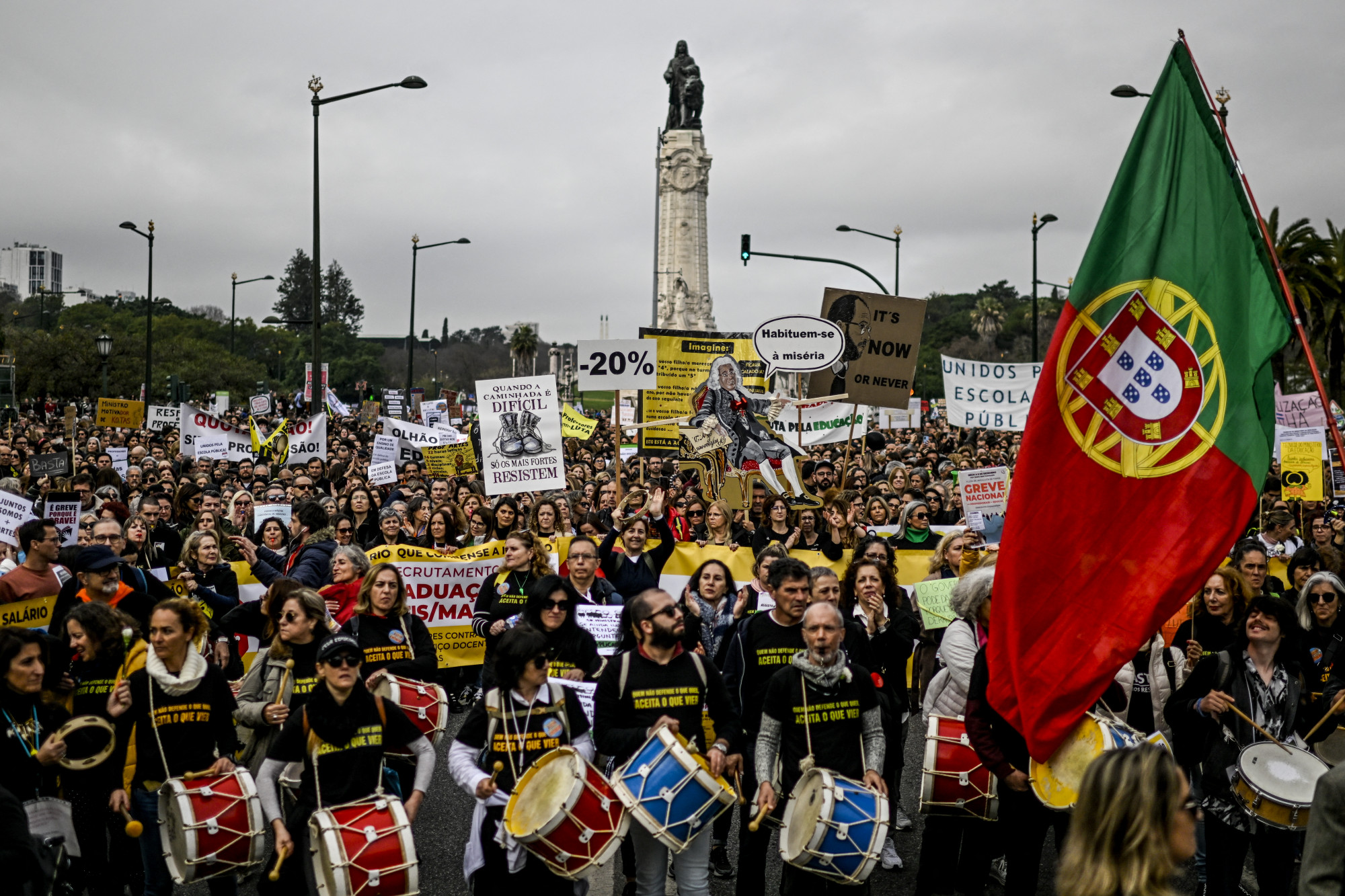 Több ezer tanár tüntetett magasabb fizetésért Lisszabonban