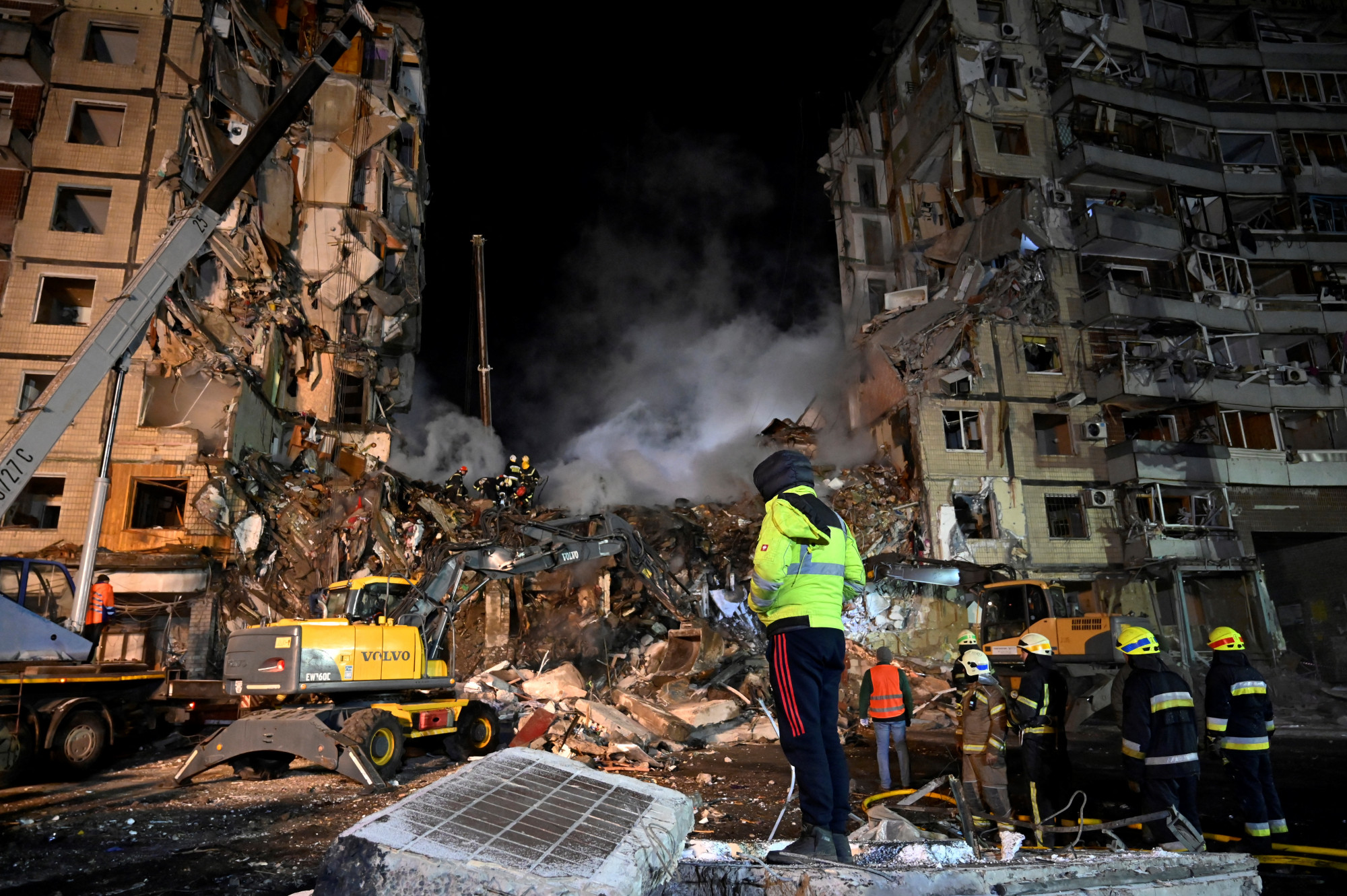 Legalább 30 áldozata van a kilencemeletes lakóház elleni orosz rakétatámadásnak Dnyipróban