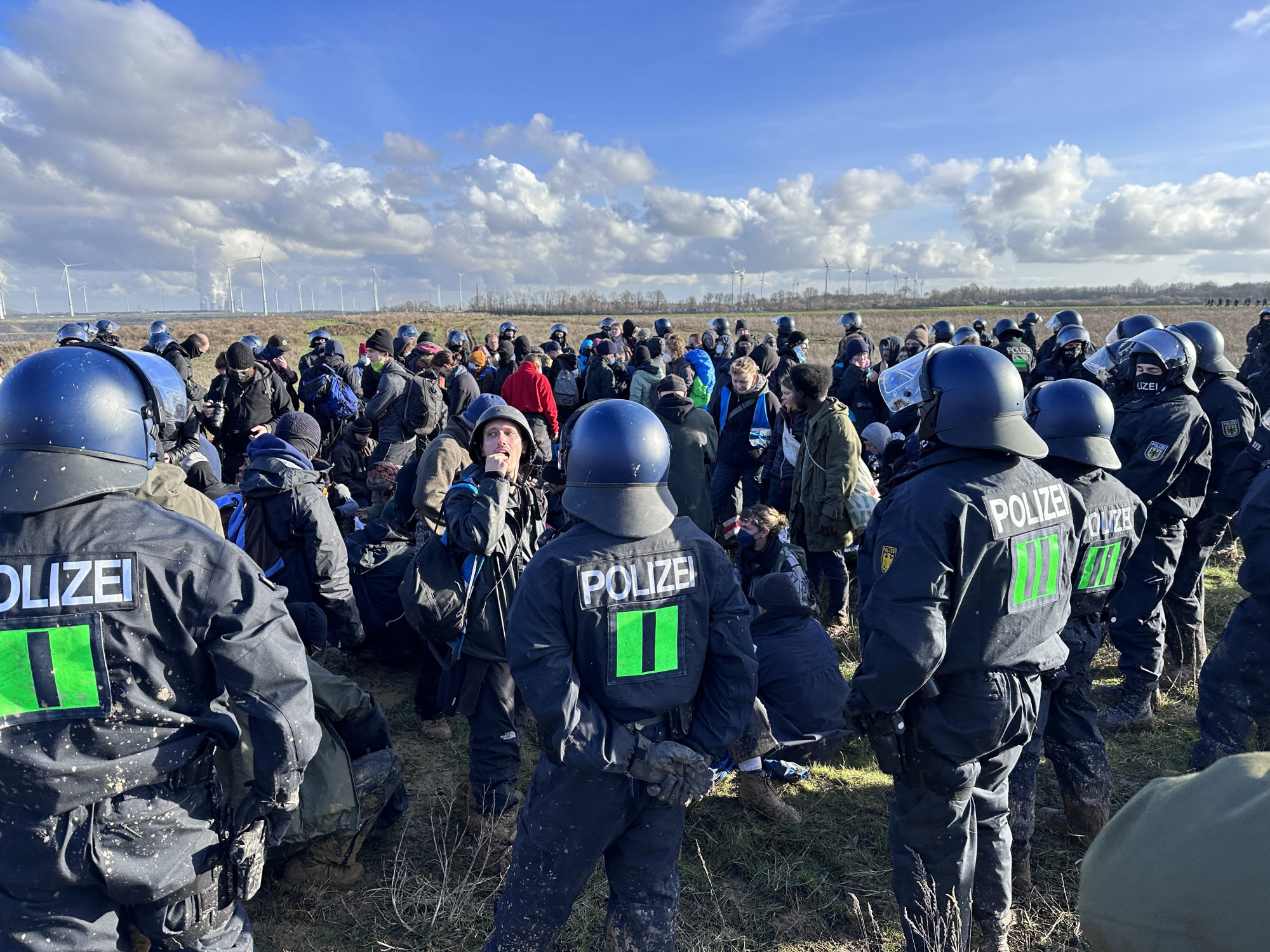 Rendőrök és tüntetők 2023. január 18-én Lützerath mellett.