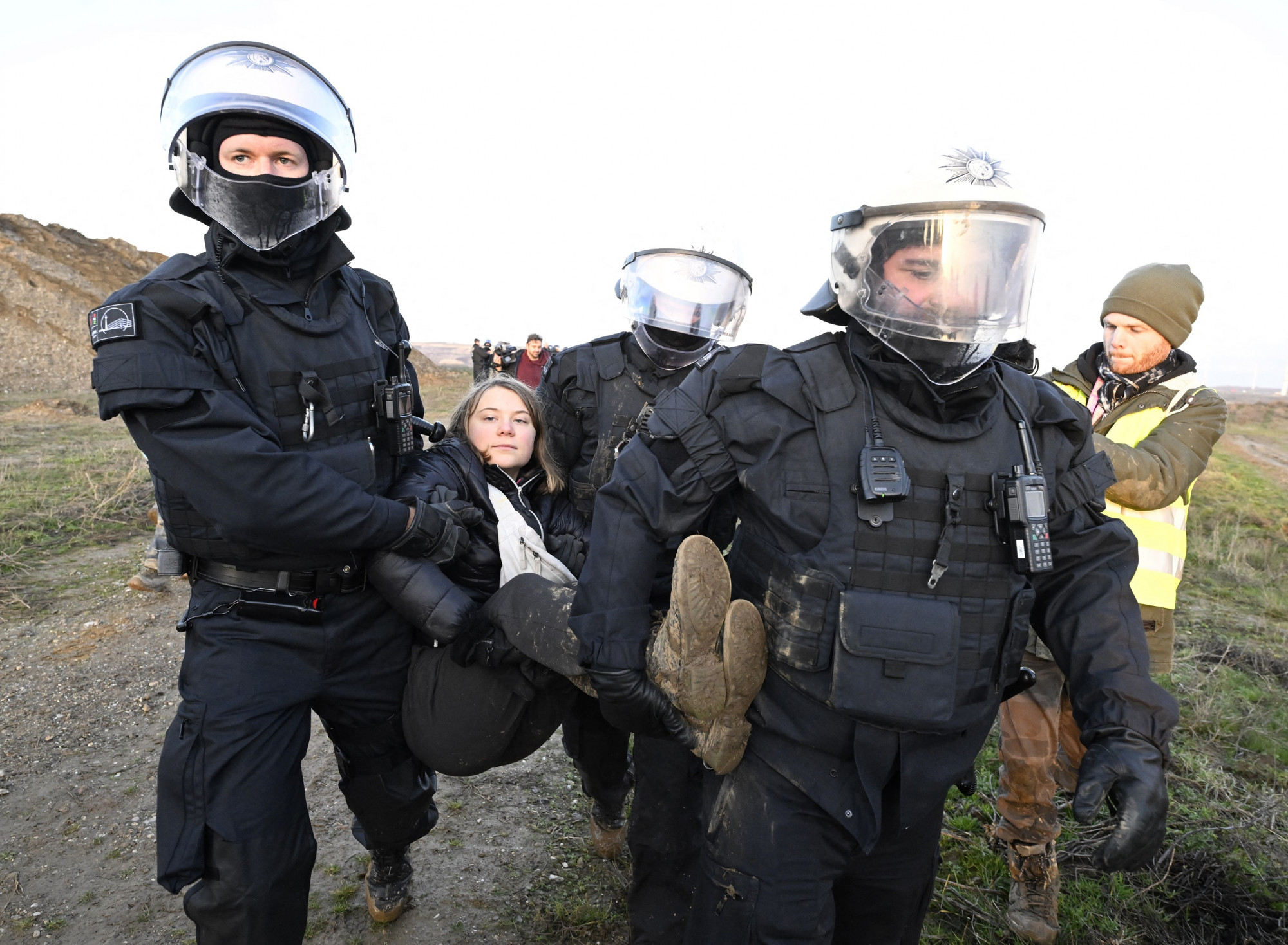 Greta Thunberget is őrizetbe vették egy szénbánya elleni tüntetésen Németországban