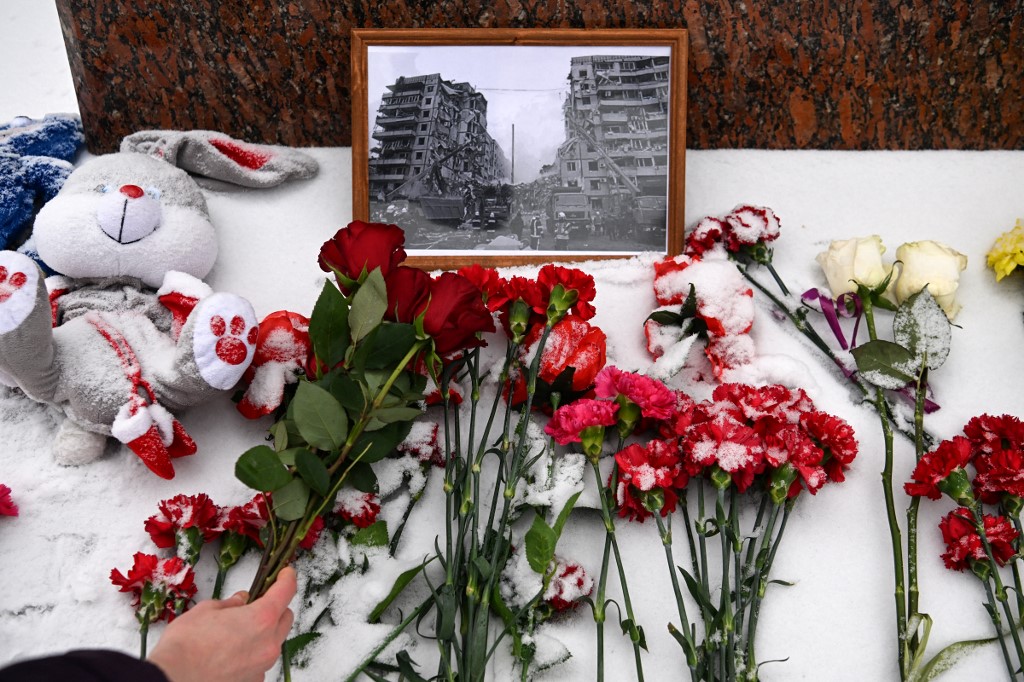 Pár szál virággal emlékeztek Moszkvában a dnyiprói halottakra, azonnal megjelentek a rendőrök