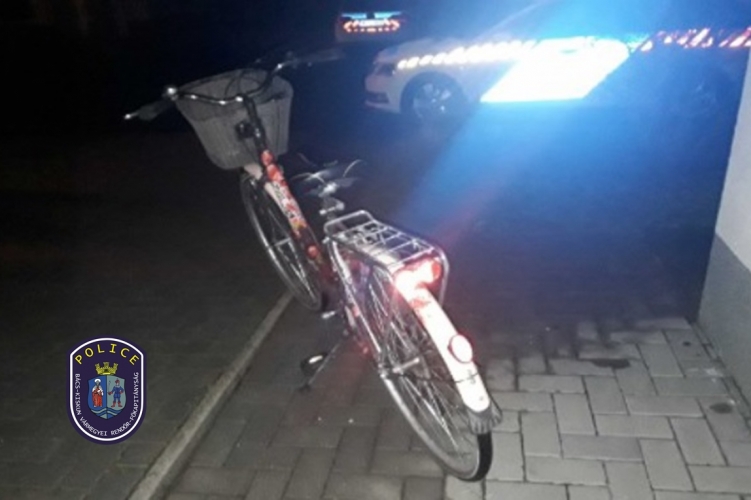 Lopott, pipacsos bringával tekert egy lengyel férfi az autópályán Bács-Kiskunban
