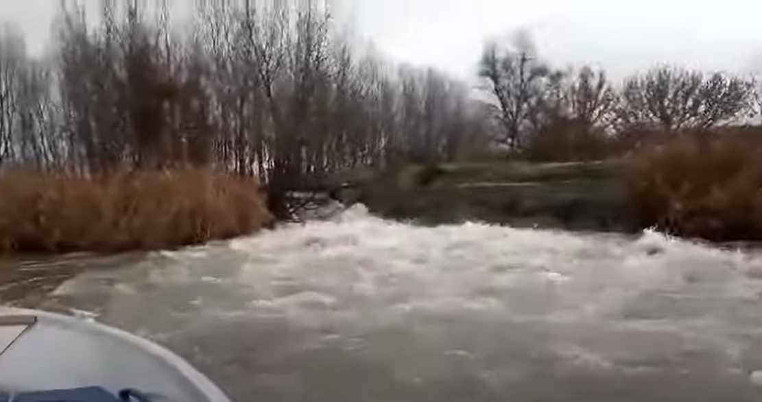 Tajtékzó hegyi folyóként ömlik éppen az esővízzel kevert szennyvíz a Ráckevei Dunába
