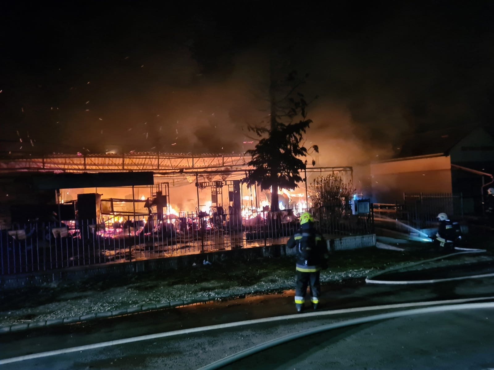Leégett egy élelmiszerbolt Alsóörsön, egy ember meghalt