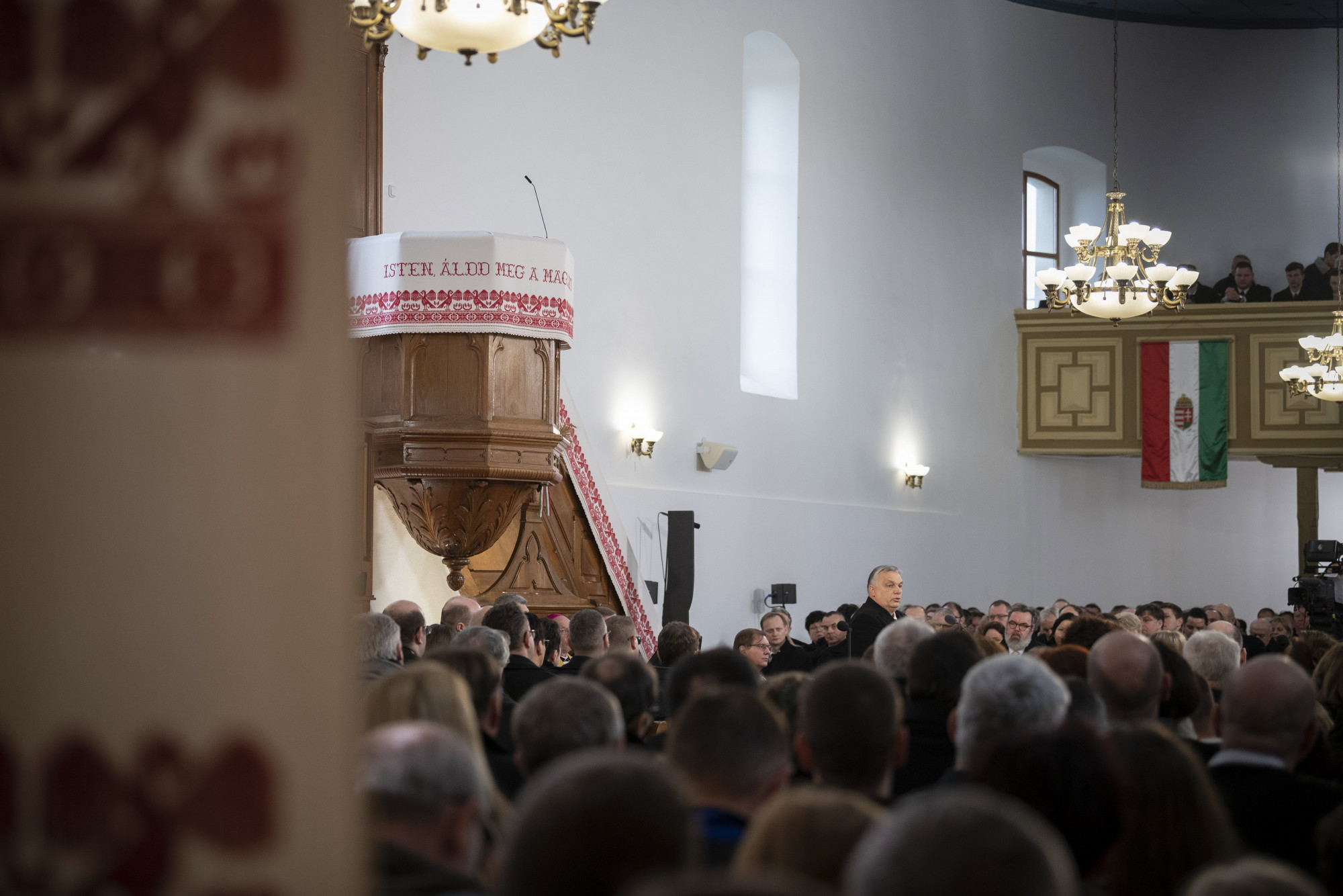 Orbán a szatmárcsekei templomban: Talán térdeljünk le a focipálya közepén?