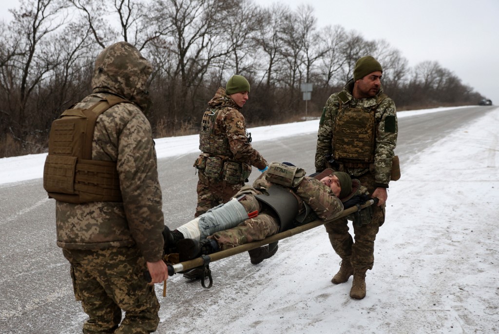 Sebesült ukrán katonát szállítanak el Szoledar mellől január 14-én