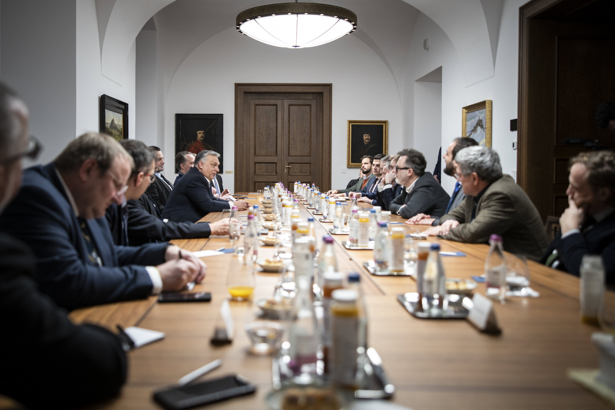 Orbán Viktor és vele szemben Rod Dreher a Karmelita kolostorban
