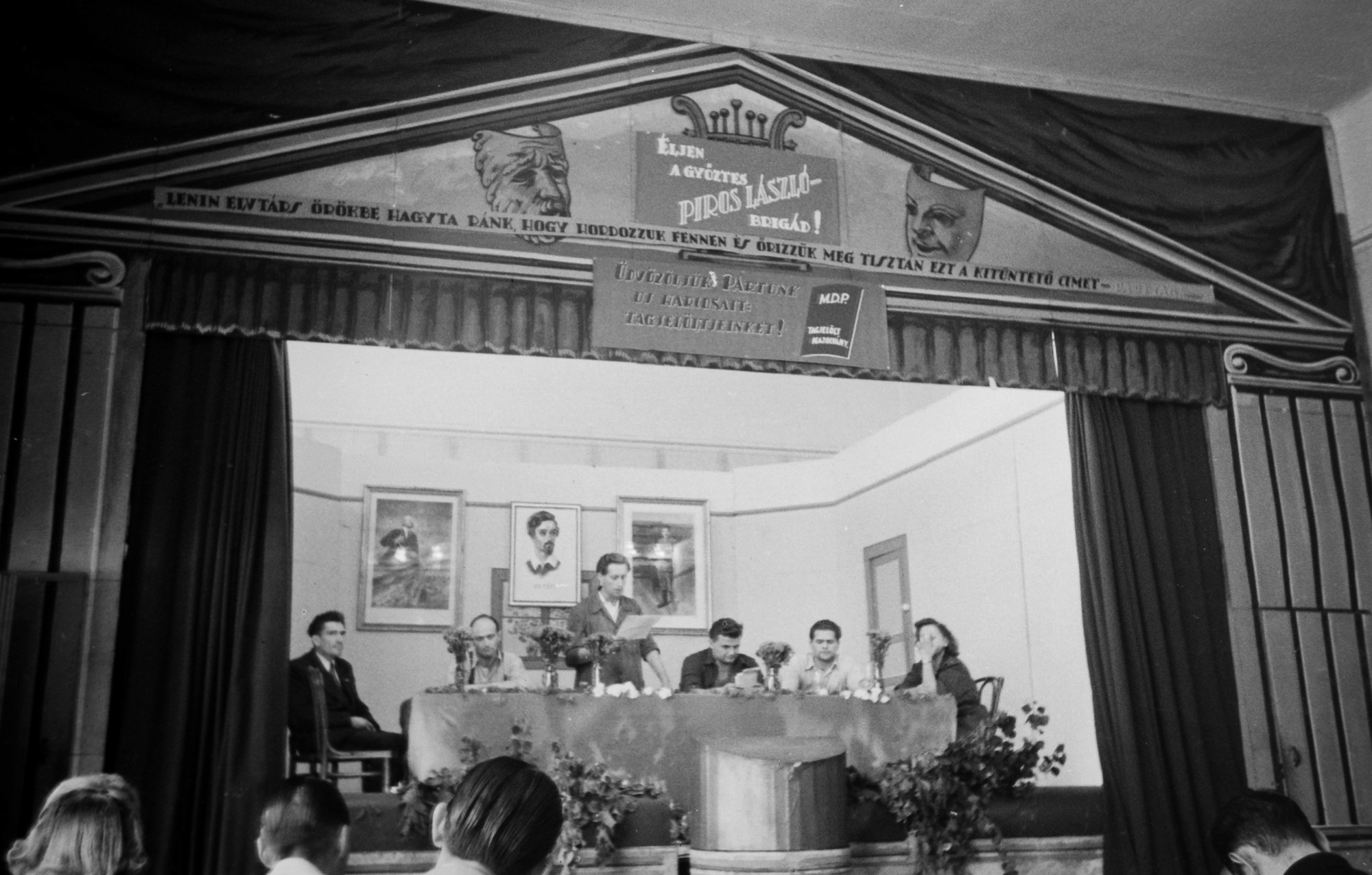 A 6 hónapos szocialista munkaverseny díszünnepsége a budapesti Közvágóhíd kultúrtermében 1949-ben.