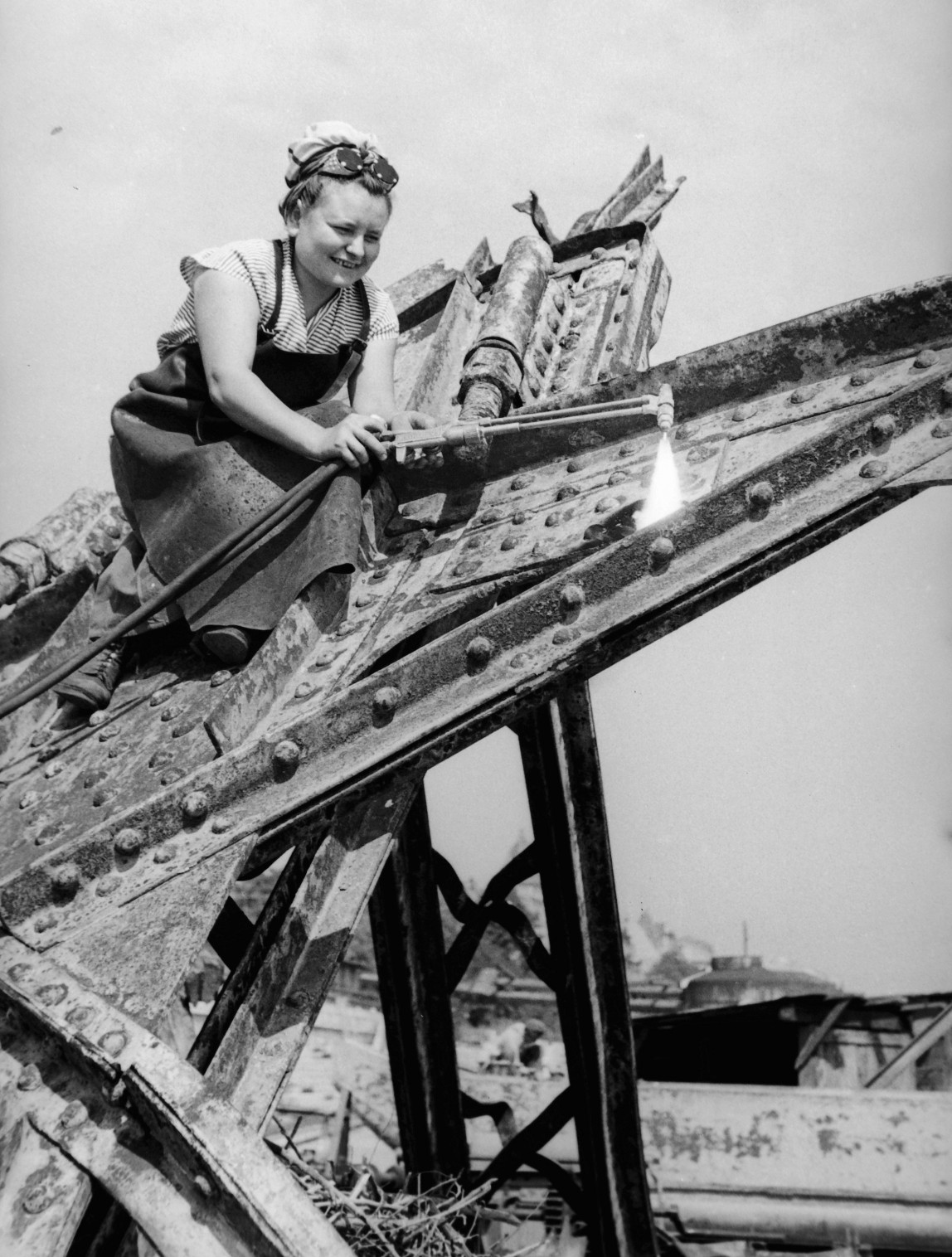 Egy hegesztő-lángvágó szakmunkásnő az Erzsébet híd elemét darabolja 1949-ben.