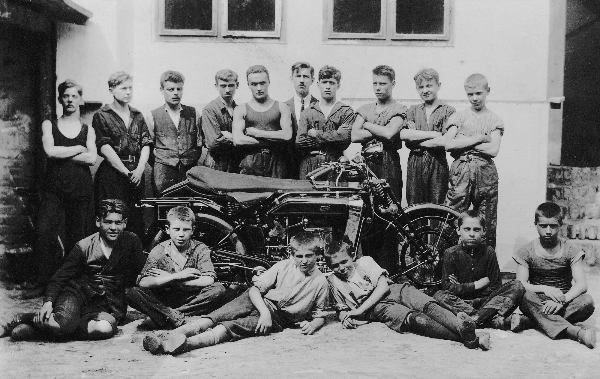 A Lőrincz Béla Első Magyar Motorkerékpár és Alkatrész Gépgyár (EMMAG) motorkerékpárjavító- és gyártó műhelyének munkásai a budapesti Ráday utcában 1924-ben.