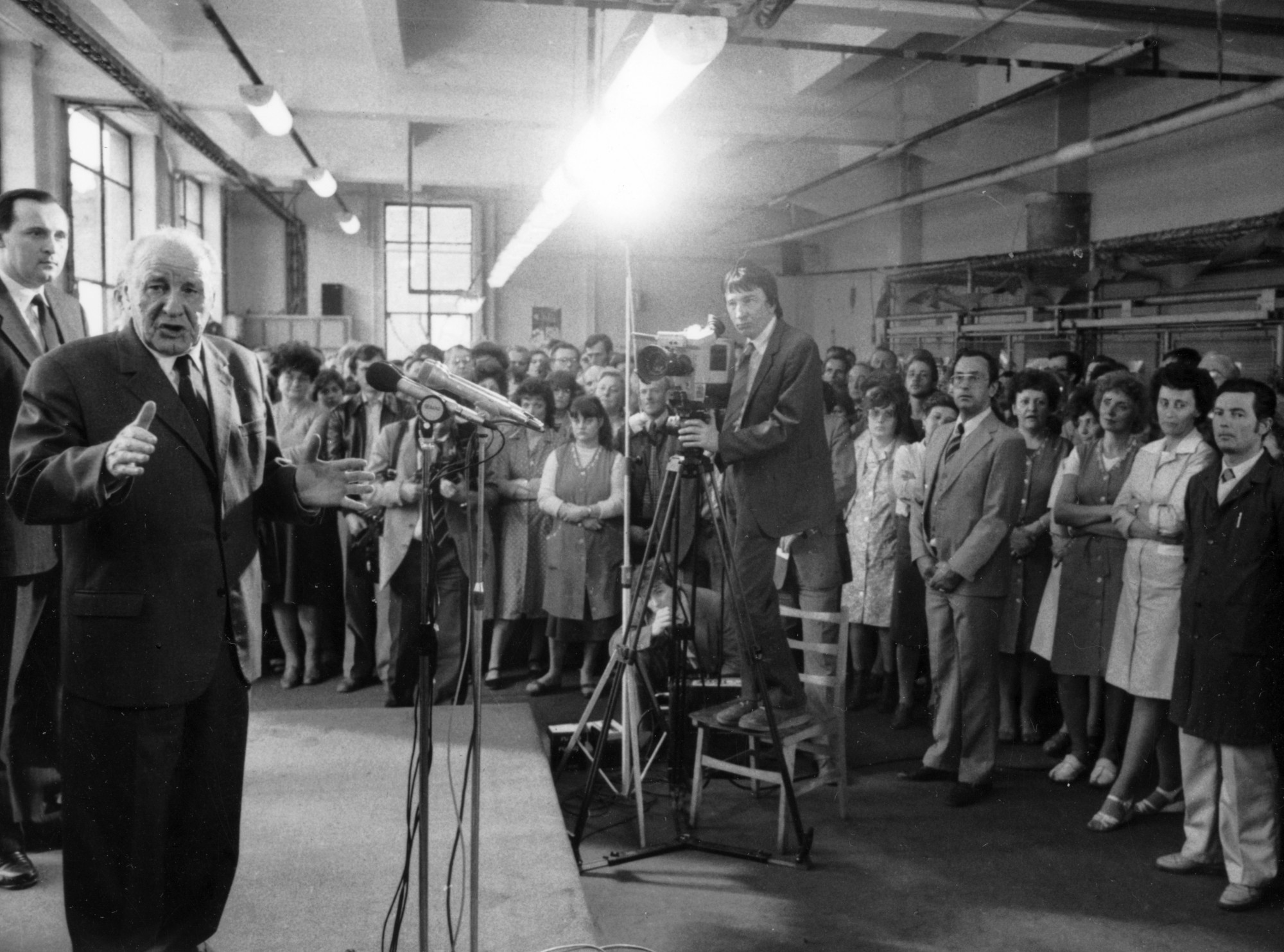 Kádár János látogatása az Akkumulátor és Szárazelemgyár XIII. kerületi üzemében 1984-ben. Mögötte Maróthy László, a Budapesti Pártbizottság első titkára.