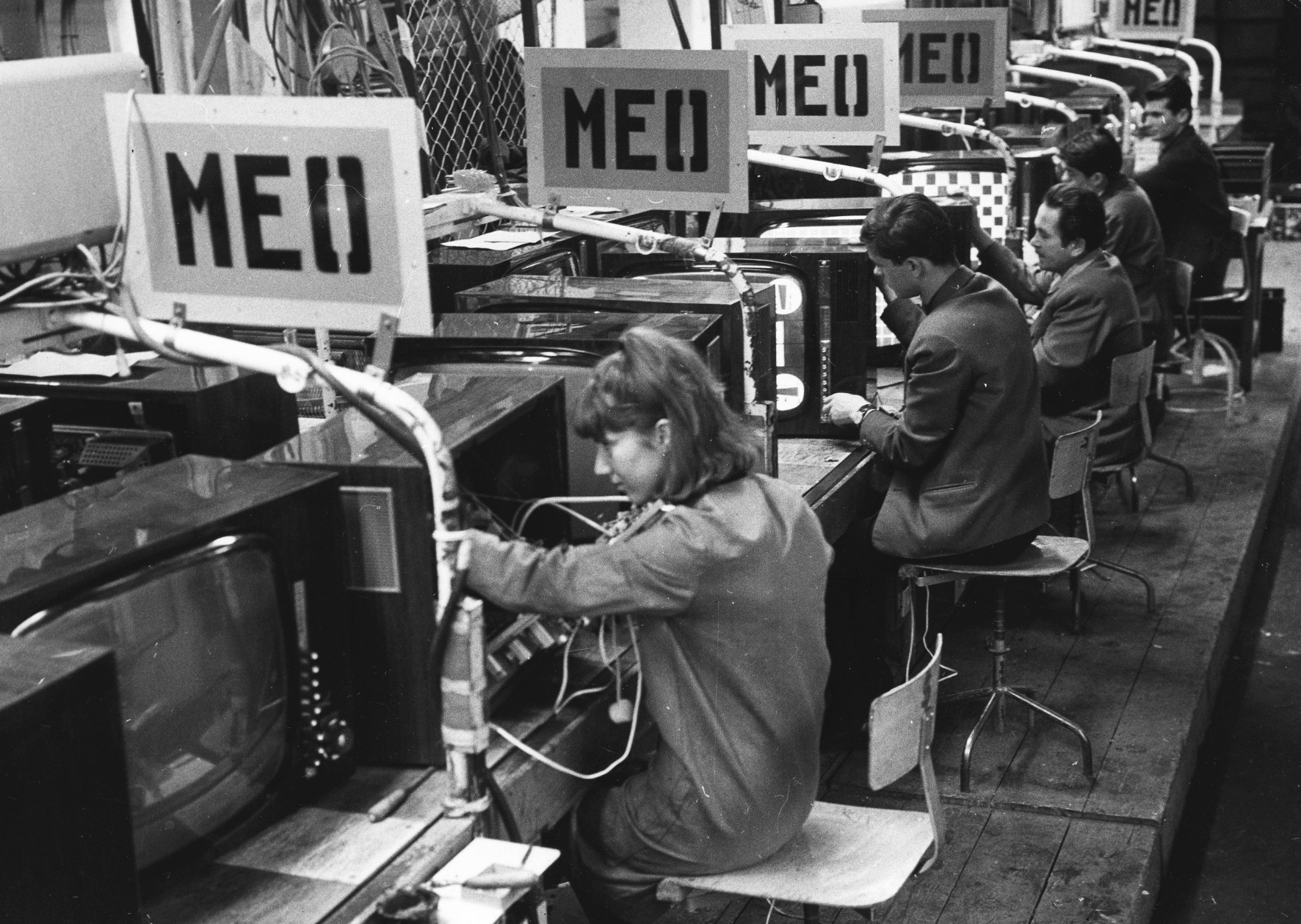 Videoton televíziókészülékek végellenőrzése Székesfehérváron 1966-ban.