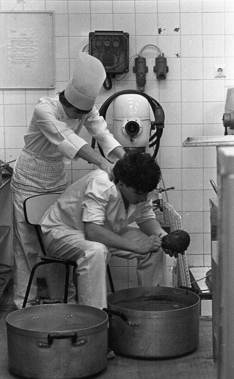 Vendéglátóipari szakmunkástanulók a budapesti Gundel Étteremben 1985-ben.