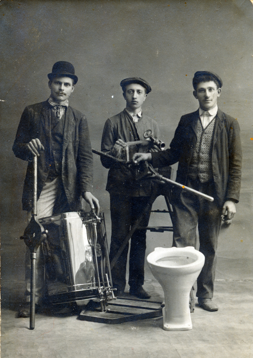 A Nagymező utcai Bádogos Ipari Tanonc Iskola tanulói Budapesten 1908-ban.