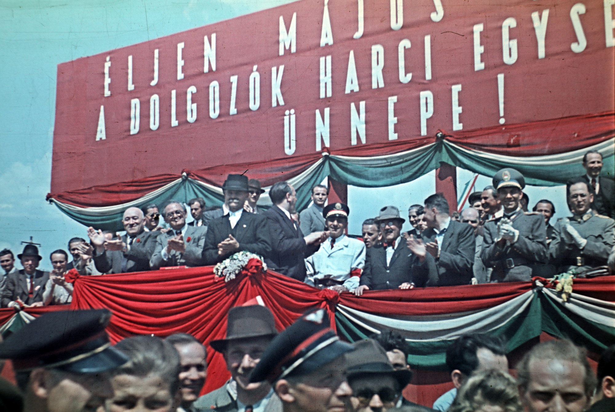 Május 1-i ünnepség a Hősök terén 1946-ban, a dísztribünön középen Rákosi Mátyás, Szakasits Árpád és Veres Péter állnak.