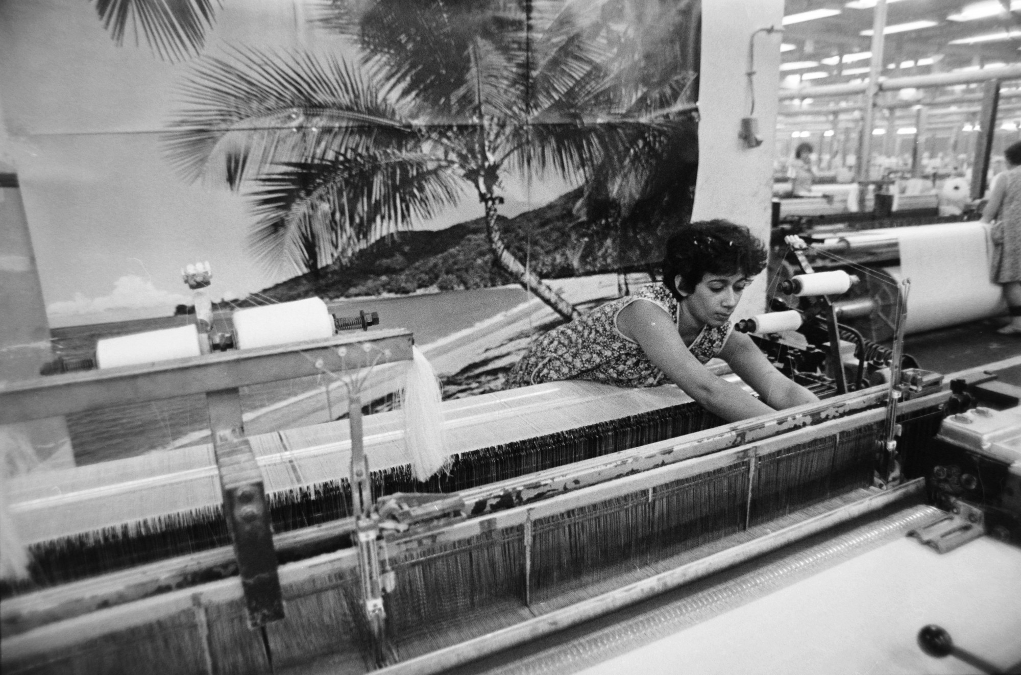 Magyarországon dolgozó kubai szövőnő a Kőbányai Textilművek Gyömrői úti üzemében 1985-ben.