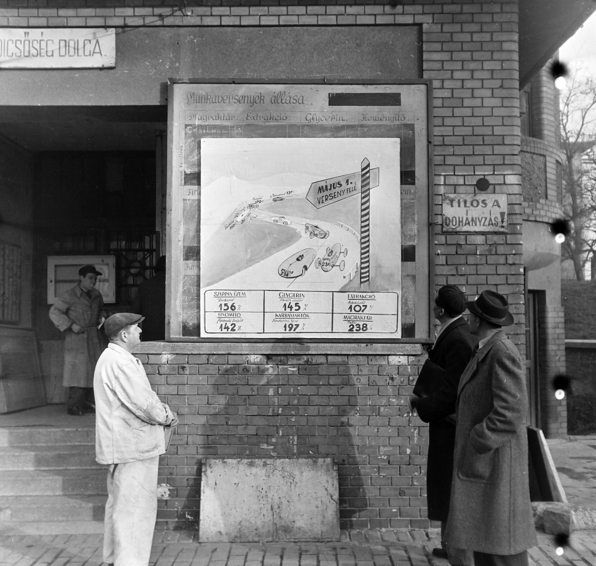 Munkaverseny hirdetőtábláját nézik a budapesti Növényolaj és Szappangyárban 1955-ben.