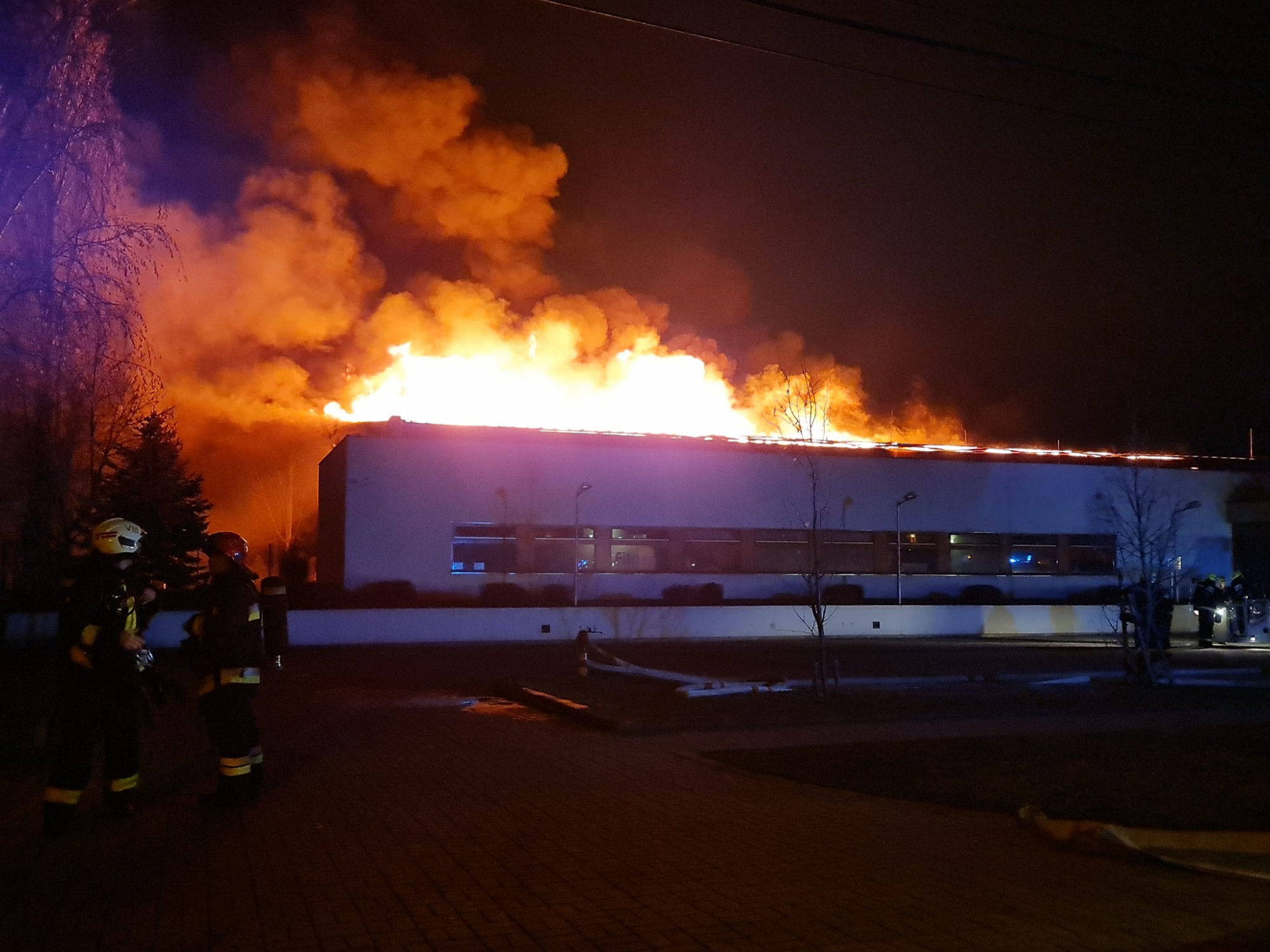 Hajnalban leégett egy uszoda tetőszerkezete a XVI. kerületben