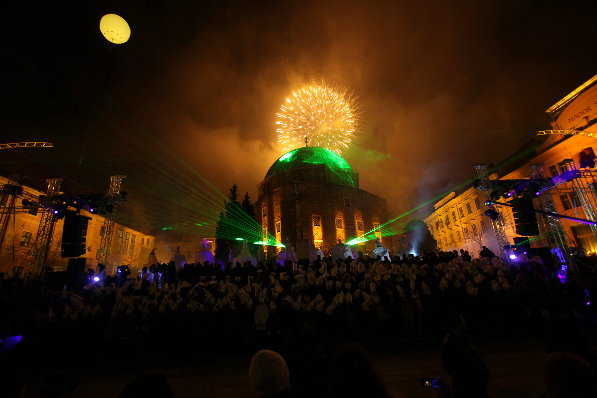 Tűzijáték a pécsi kulturális főváros megnyitóján, 2010. január 10-én