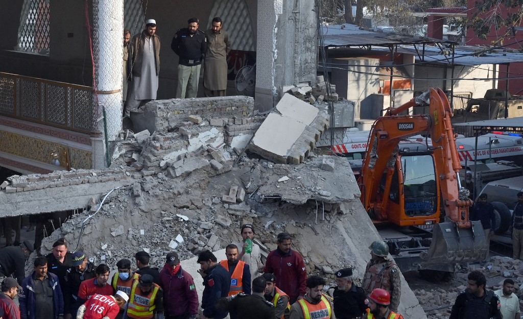 Legalább 32 halálos áldozata van a pakisztáni mecsetrobbantásnak