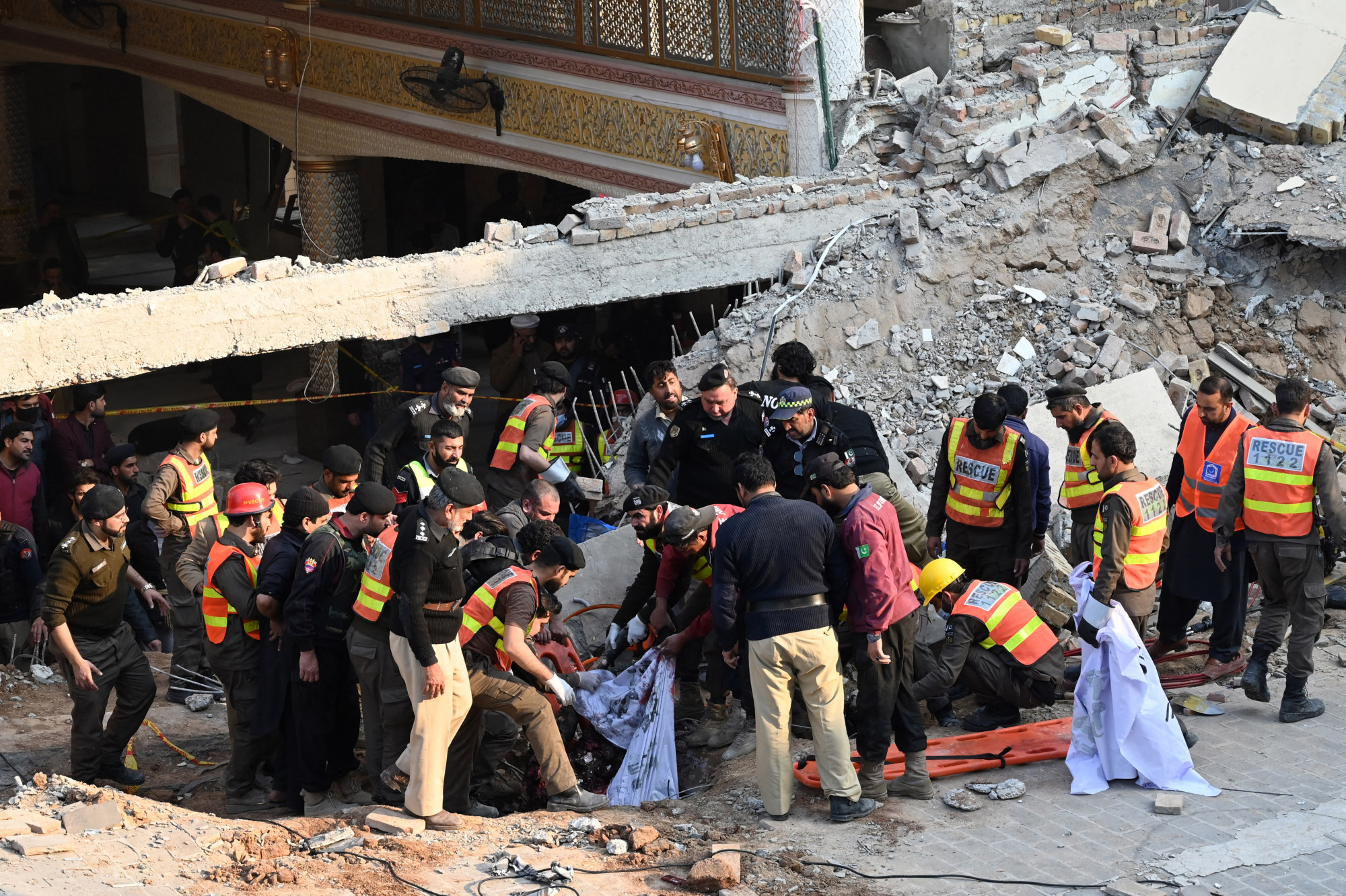 Már több mint 80 halálos áldozata van a pakisztáni mecsetrobbantásnak